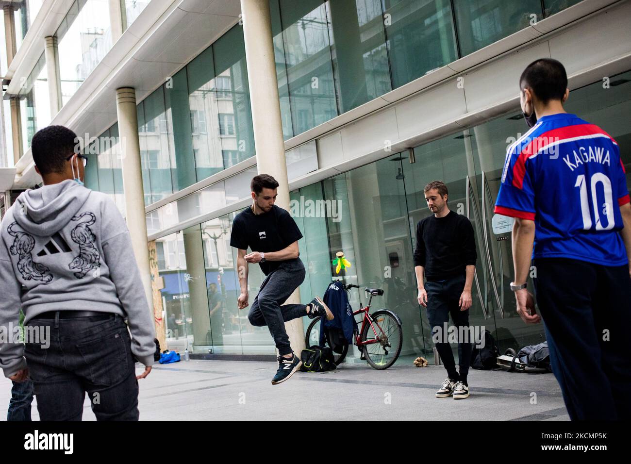 Paris, Frankreich am 23. Mai 2021. Plumfoot-Spieler passen sich während einer Freestyle-Session in der Passage des Jacobins an. Bis heute sind in Frankreich 4 Clubs aktiv: Dunkerque, Paris, Puteaux und Marseille mit rund 150 Mitgliedern. Stockfoto Paris, Frankreich am 23. Mai 2021. Plumfoot-Spieler passen sich während einer Freestyle-Session in der Passage des Jacobins an. Bis heute sind in Frankreich 4 Clubs aktiv: Dunkerque, Paris, Puteaux und Marseille mit rund 150 Mitgliedern. Stockfoto