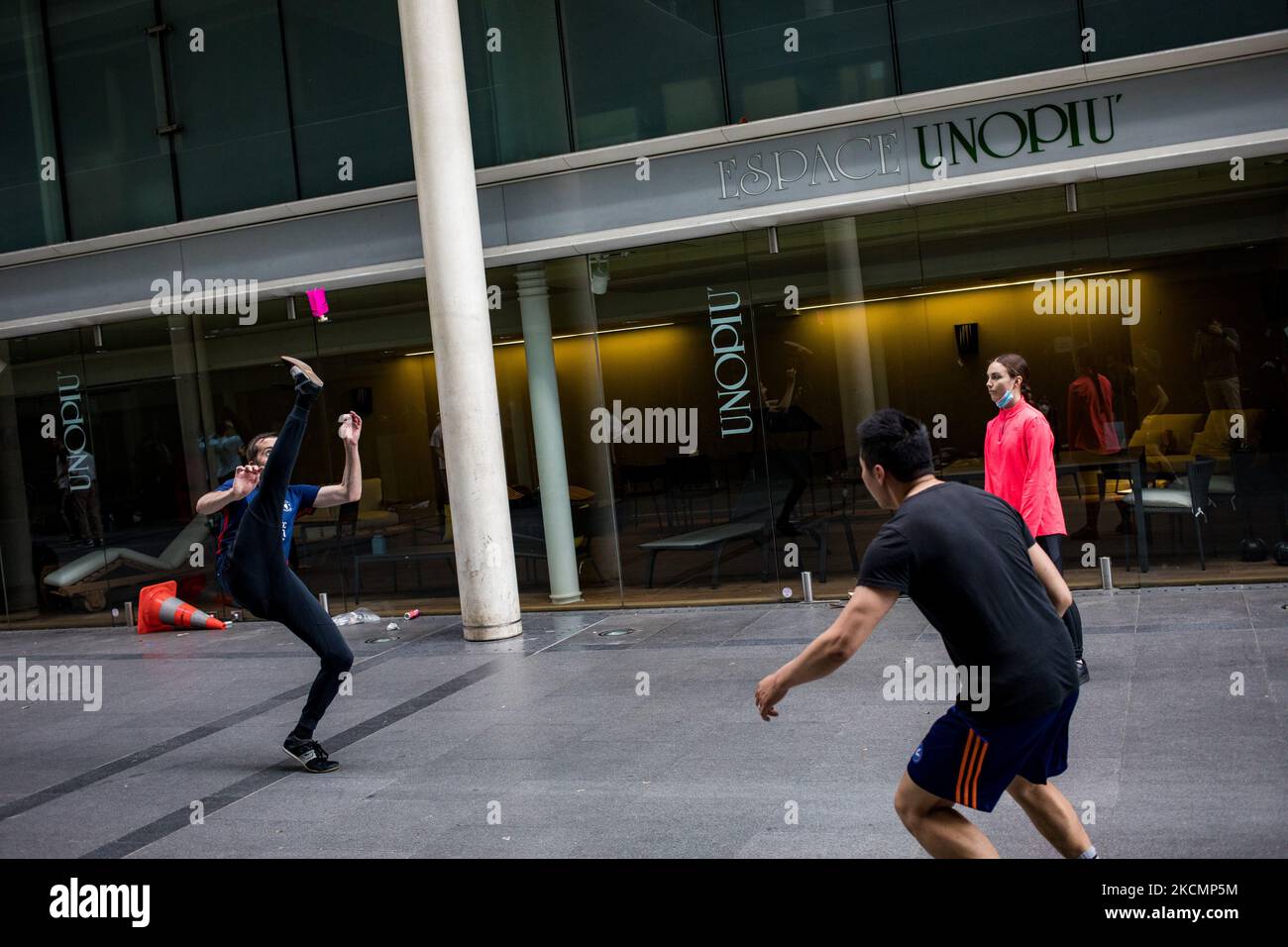 Paris, Frankreich am 23. Mai 2021. Frederic Viana Gomes, ein Plumfoot-Spieler, macht einen Smash während einer Freestyle-Session in der Passage des Jacobins. Bis heute sind in Frankreich 4 Clubs aktiv: Dunkerque, Paris, Puteaux und Marseille mit rund 150 Mitgliedern. Stockfoto Paris, Frankreich am 23. Mai 2021. Frederic Viana Gomes, ein Plumfoot-Spieler, macht einen Smash während einer Freestyle-Session in der Passage des Jacobins. Bis heute sind in Frankreich 4 Clubs aktiv: Dunkerque, Paris, Puteaux und Marseille mit rund 150 Mitgliedern. Stockfoto