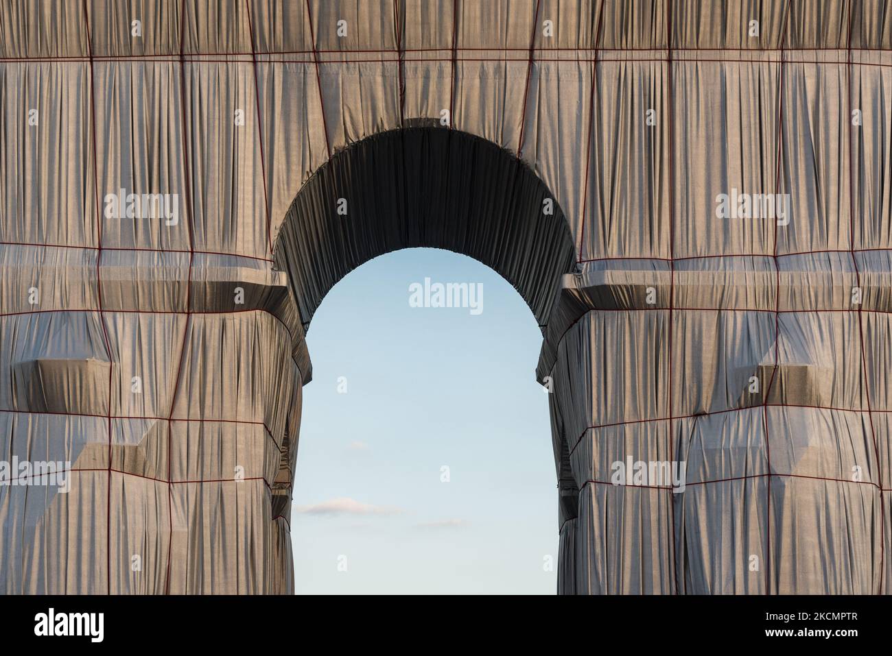 Am 17. September 2021, am Vorabend der Eröffnung des neuen Kunstwerks der Künstler Christo und Jeanne-Claude, L'Arc de Triomphe empaquetee, Nach Abschluss der Installationsarbeiten strömen Pariser und Touristen zum Place de l'Etoile in Paris, um die einzigartige künstlerische Installation zu genießen, die 3 Wochen lang sichtbar sein wird. (Foto von Samuel Boivin/NurPhoto) Stockfoto