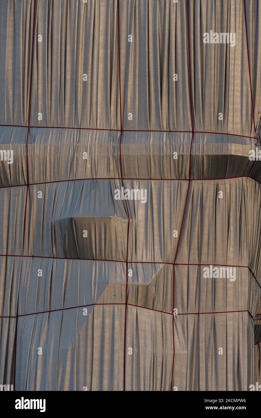 Am 17. September 2021, am Vorabend der Eröffnung des neuen Kunstwerks der Künstler Christo und Jeanne-Claude, L'Arc de Triomphe empaquetee, Nach Abschluss der Installationsarbeiten strömen Pariser und Touristen zum Place de l'Etoile in Paris, um die einzigartige künstlerische Installation zu genießen, die 3 Wochen lang sichtbar sein wird. (Foto von Samuel Boivin/NurPhoto) Stockfoto