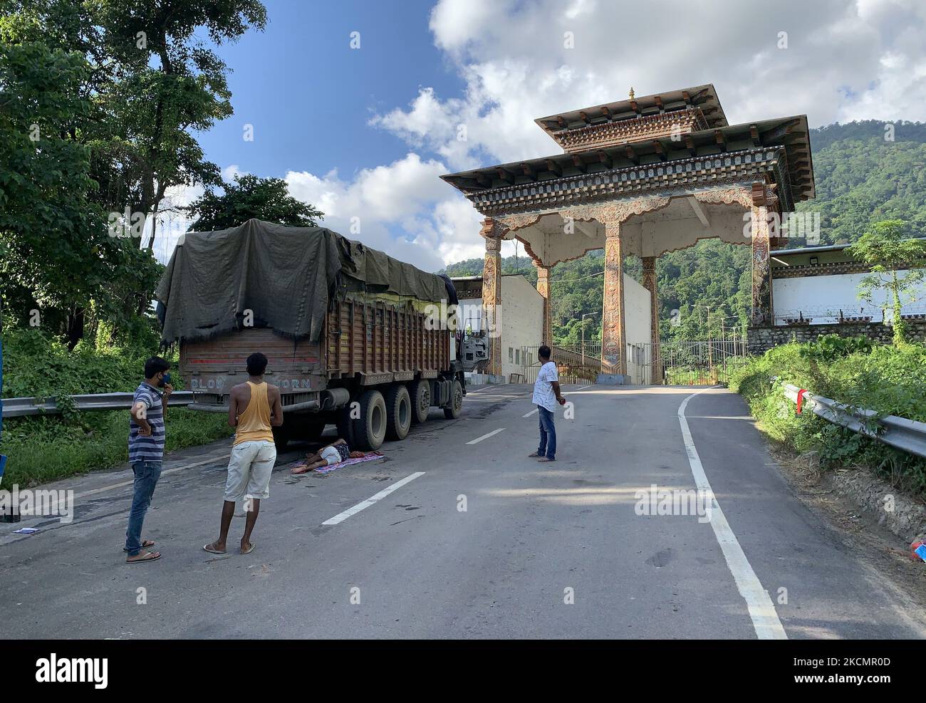 Indische Lastwagen werden an der Grenze zwischen Indo und Bhutan geparkt, da sie am 15. September 2021 in Baksa, Assam, Indien, auf den Einreisepass der Behörde von Bhutan warten. Nur wesentliche Güter und Service-Fahrzeuge sind erlaubt, das Tor von Bhutan unter Beibehaltung strengen COVID-19-Protokolle zu betreten. (Foto von David Talukdar/NurPhoto) Stockfoto