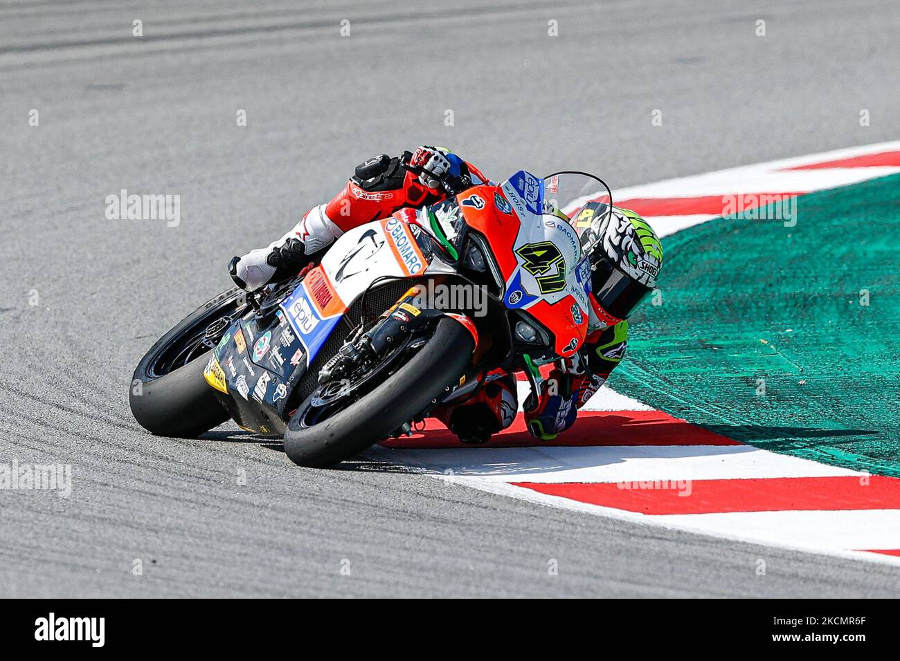 Axel Bassani vom Motocorsa Racing Team mit Ducati Panigale V4 während der Hyundai N Catalunya WorldSBK Runde der FIM World Superbike Championship auf dem Circuit de Catalunya in Barcelona, Spanien. (Foto von DAX Images/NurPhoto) Stockfoto