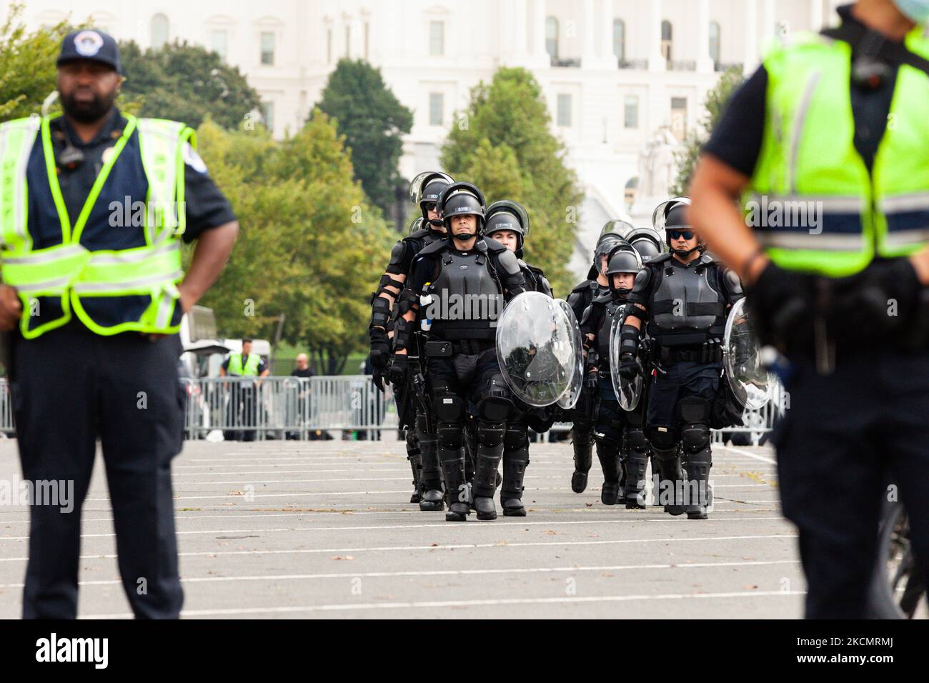 Die Polizei des Capitols in Aufstandsausrüstung wird während der von Look Ahead America veranstalteten Kundgebung „Justice for J6“ im US-Kapitol eingesetzt. Der Zweck der Kundgebung besteht darin, gegen die Inhaftierung von politischen Gefangenen zu protestieren, die fälschlicherweise als gewaltlose Demonstranten gelten, die wegen Verbrechen während des Aufstands vom 6. Januar angeklagt sind. Zusätzlich zur Veranstaltung im Capitol finden Kundgebungen in 17 Hauptstädten statt. (Foto von Allison Bailey/NurPhoto) Stockfoto