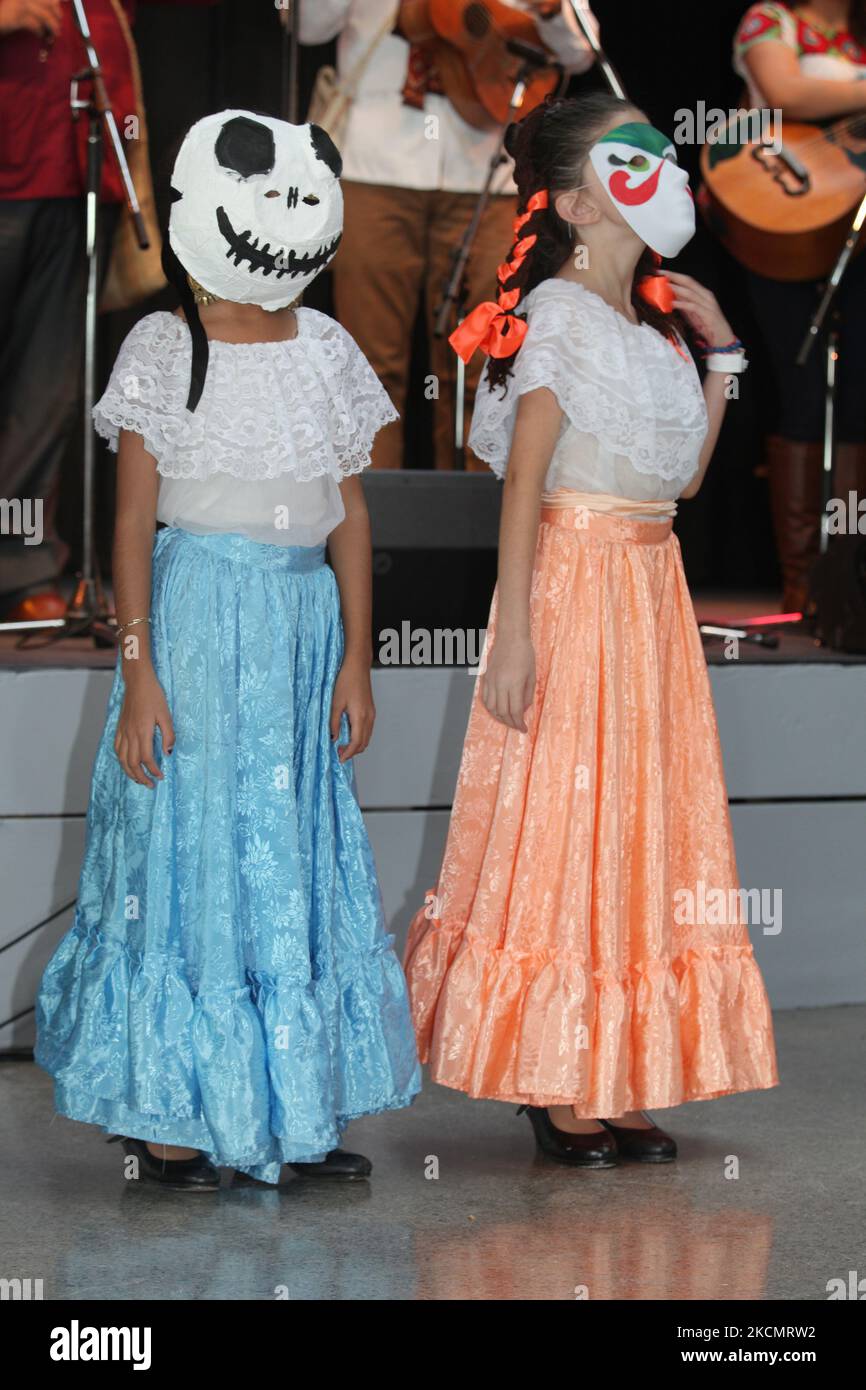 Mexikanische Kinder mit Skelettmasken führen während des Tages der Toten in Toronto, Ontario, Kanada, einen traditionellen Tanz auf. Der Tag der Toten (Dia de los Muertos) ist ein traditioneller mexikanischer Feiertag, der im katholischen Kalender mit dem Tag der Allerseelen zusammenfällt und durch Besuche der Grabstätten von Angehörigen gekennzeichnet ist. Es ist ein freudiger Anlass, bei dem die Zelebranten an den Verstorbenen denken. (Foto von Creative Touch Imaging Ltd./NurPhoto) Stockfoto