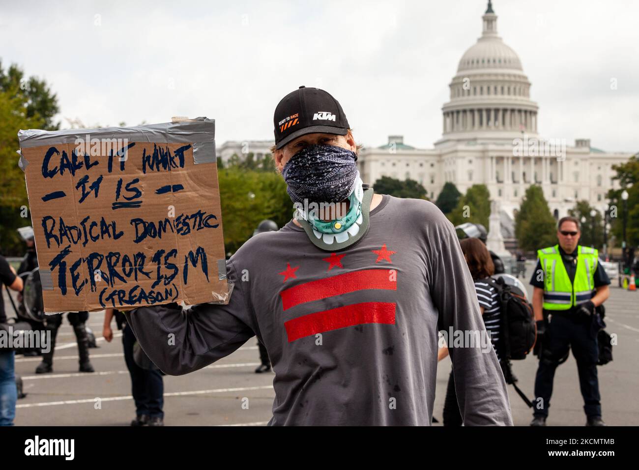 Ein Gegendemonster hält ein Schild, das die Aufständischen vom 6. Januar als Terroristen und Verräter bei der von Look Ahead America veranstalteten Kundgebung „Justice for J6“ im US-Kapitol aufruft. Der Zweck der Kundgebung besteht darin, gegen die Inhaftierung von politischen Gefangenen zu protestieren, die fälschlicherweise als gewaltlose Demonstranten gelten, die wegen Verbrechen während des Aufstands vom 6. Januar angeklagt sind. Zusätzlich zur Veranstaltung im Capitol finden Kundgebungen in 17 Hauptstädten statt. (Foto von Allison Bailey/NurPhoto) Stockfoto