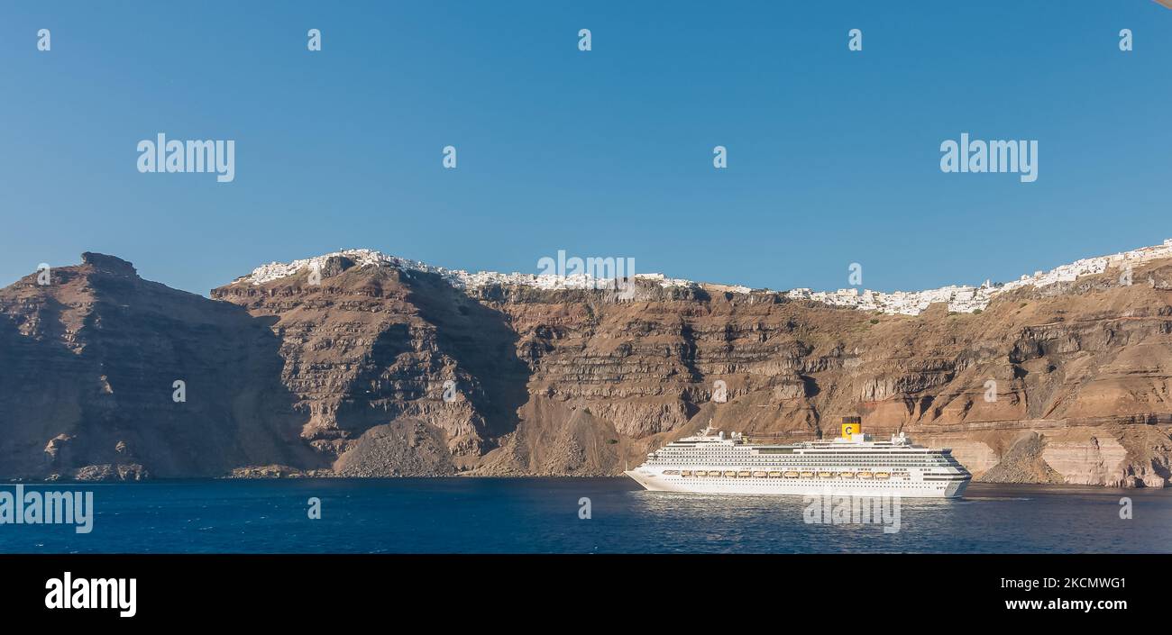 Die Costa Pacifica, ein Kreuzfahrtschiff der Firma Costa Cruises, ist am 20. Juli 2022 auf Santorini unterwegs. Stockfoto