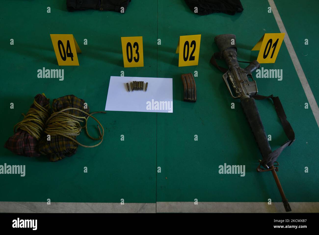 Die Polizei zeigt eine Reihe von Beweisen, die nach einer Schießerei zwischen Beamten der Madago Raya Task Force und der Poso East Indonesia Mujahideen Terrorgruppe (mit) in Parigi Moutong Regency, Central Sulawesi Province, Indonesien, am Sonntag (19/9/2021) beschlagnahmt wurden. Bei der Schießerei am Samstag (19/9/2021) gelang es den Beamten der Madago Raya Task Force, bestehend aus der Polizei und der TNI, den Anführer der Terrorgruppe Poso East Indonesia Mujahidin (mit), Ali Kalora und einen seiner Anhänger zu erschießen. (Foto von Mohamad Hamzah/NurPhoto) Stockfoto