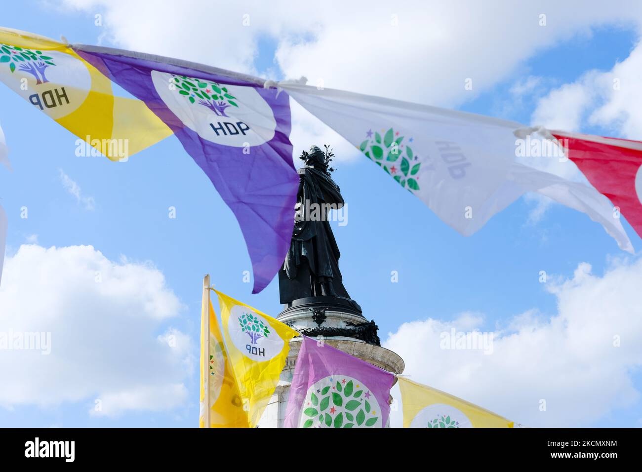 Die HDP winkte für die Pariser Demonstration zur Unterstützung der Partei am 18. September 2021 in Paris, Frankreich. (Foto von Vincent Koebel/NurPhoto) Stockfoto