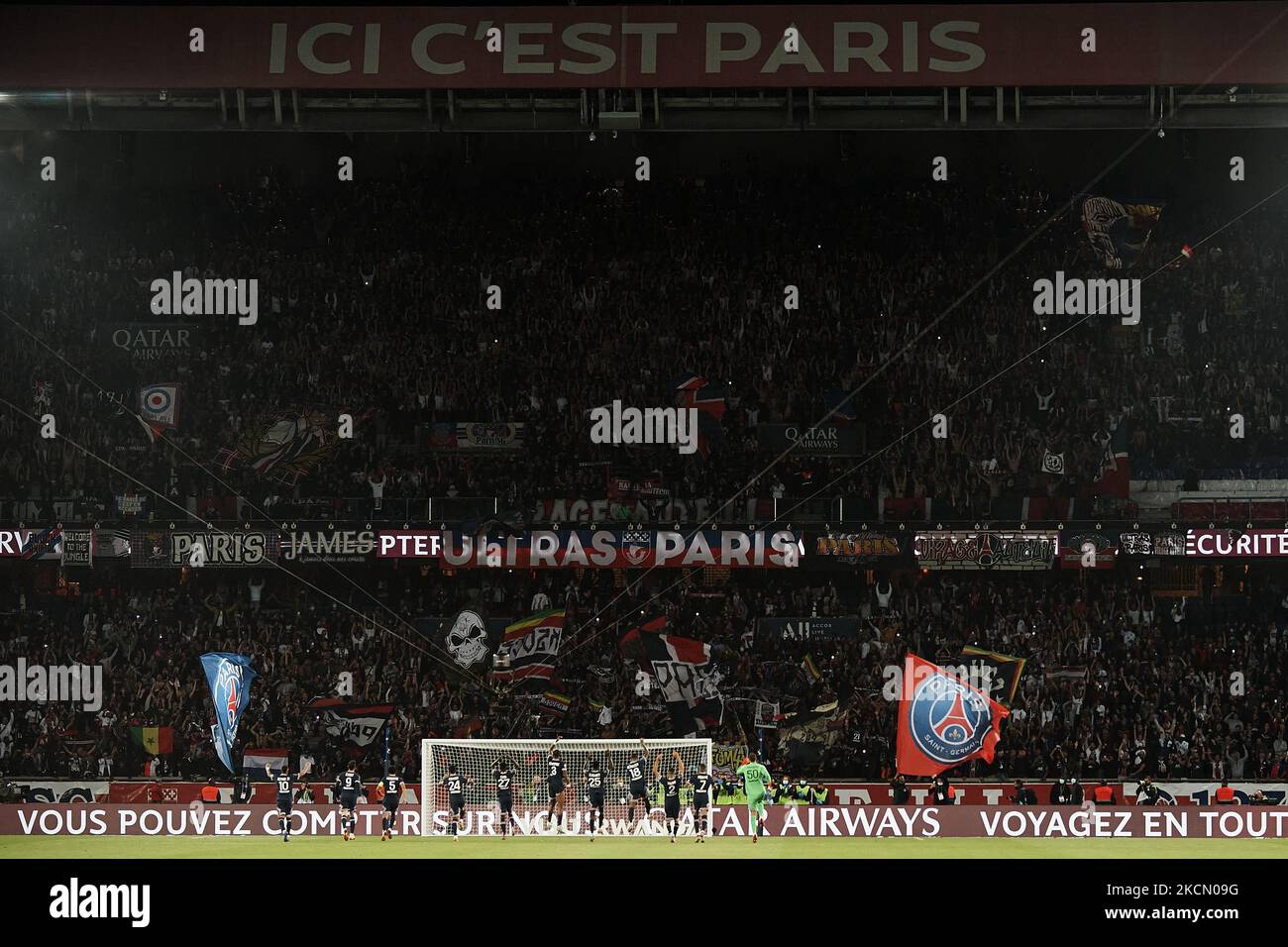 PSG-Spieler feiern den Sieg mit seinen Anhängern nach dem Ligue 1 Uber Eats-Spiel zwischen Paris Saint Germain und Lyon im Parc des Princes am 19. September 2021 in Paris, Frankreich. (Foto von Jose Breton/Pics Action/NurPhoto) Stockfoto