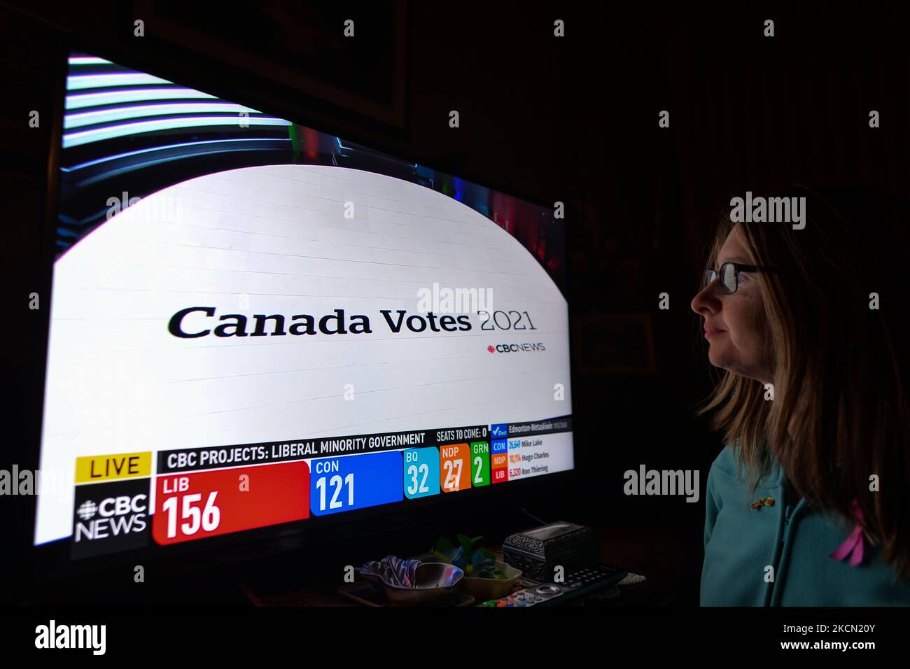 Eine Frau beobachtet die Wahlergebnisse live auf CTV News. Die vorgezogenen Wahlergebnisse sagen voraus, dass der liberale Führer Justin Trudeau bei diesen Parlamentswahlen 44. genügend Sitze gewinnen wird, um am Montag, dem 20. September 2021, in Edmonton, Alberta, eine weitere Minderheitsregierung zu bilden. Kanada. (Foto von Artur Widak/NurPhoto) Stockfoto