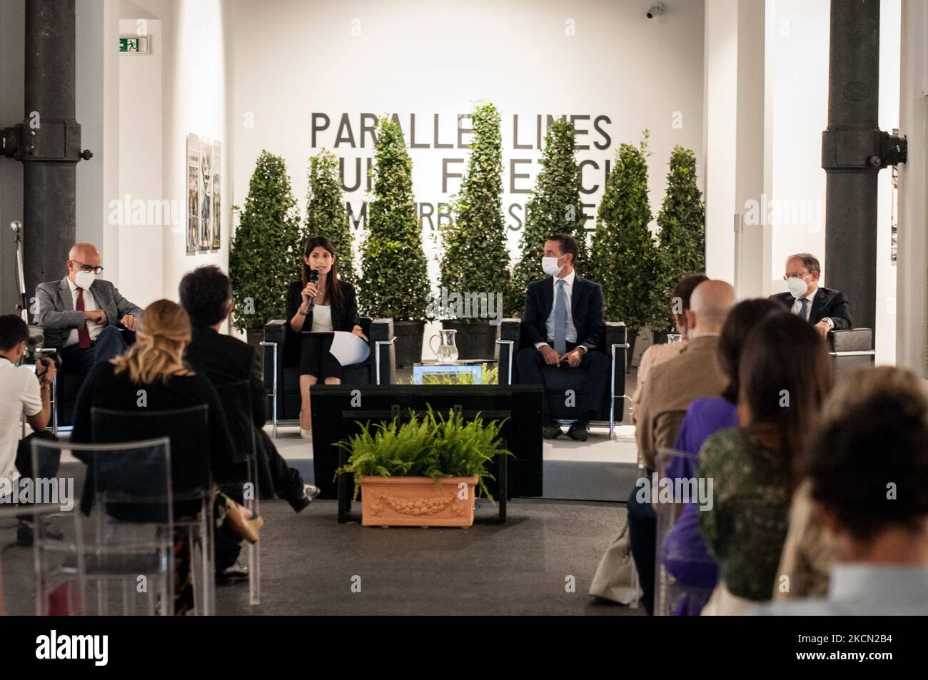 Luca Montuori,Virginia Raggi,Umberto Lebruto,Silvio Gizzi während der Pressekonferenz zur Präsentation des Umbauprojekts der Piazza dei Cinquecento, in Rom, Italien, am 20. September 2021. (Foto von Andrea Ronchini/NurPhoto) Stockfoto