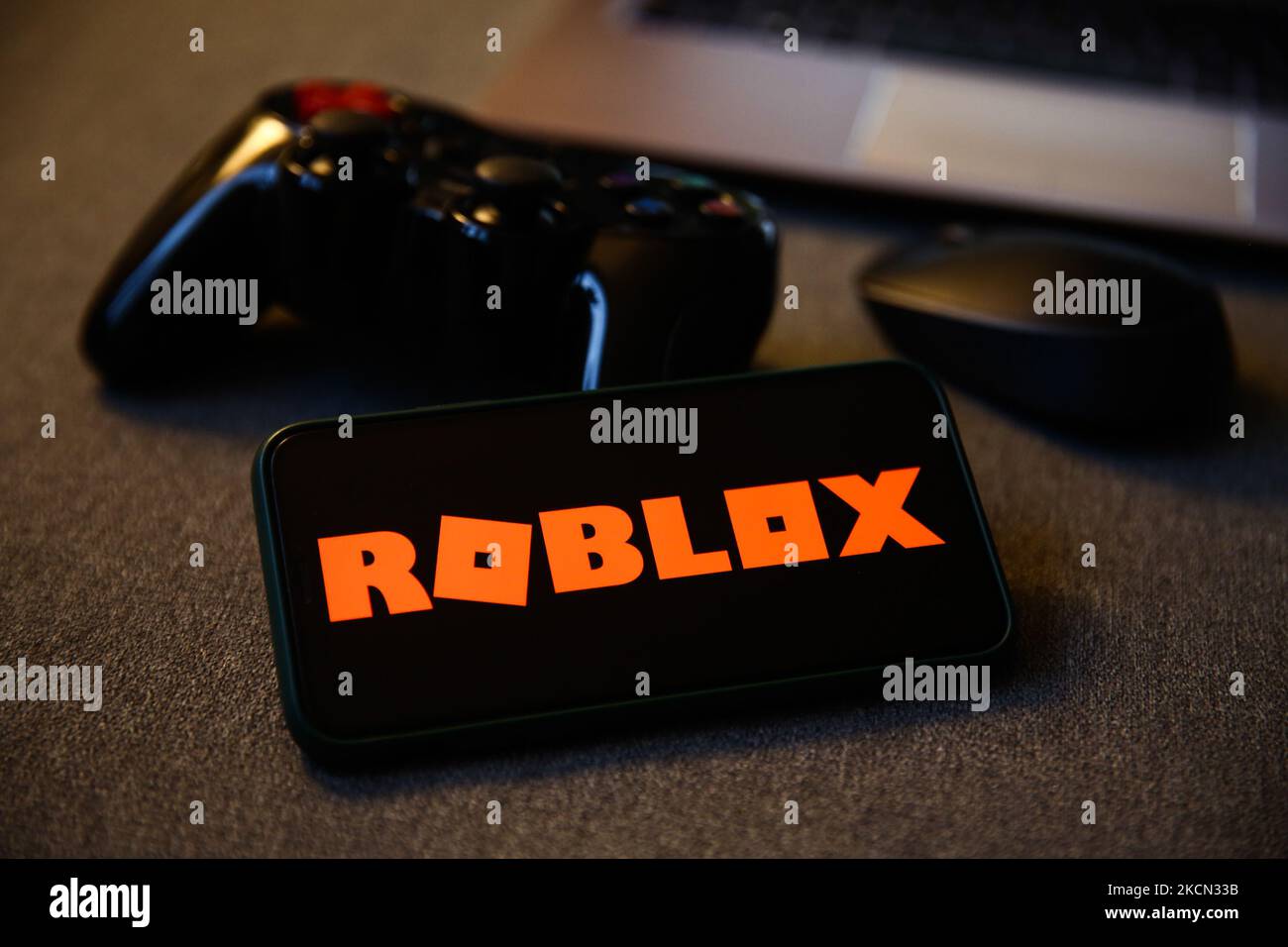 Das Roblox-Logo auf einem Telefonbildschirm, ein Gamepad und eine Computermaus sind auf diesem Bild zu sehen, das am 21. September 2021 in Krakau, Polen, aufgenommen wurde. (Foto von Jakub Porzycki/NurPhoto) Stockfoto