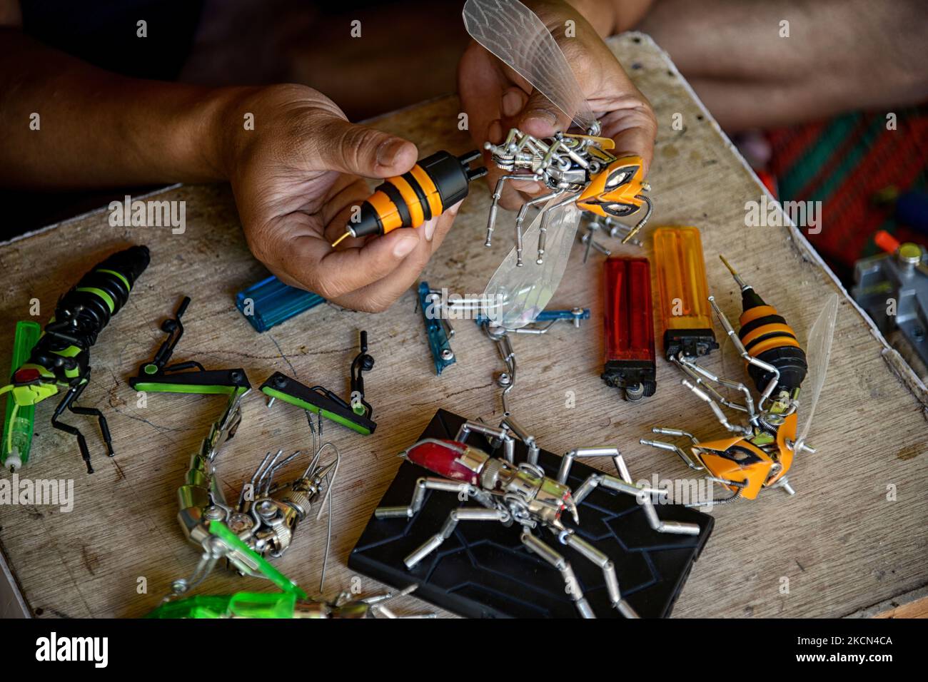 Yusuf (29) schuf am 22. September 2021 in seinem Haus in Puncak, Bogor, West-Java, Indonesien, die Bienenaktionsfiguren von Transformers. Yusuf schafft Kunst, indem er Abfallstoffe wie Gasfeuerzeuge, Ölplastikflaschen, nutzlose oder unerwünschte Produkte in künstlerische Kreationen recycelt. (Foto von Adriana Adie/NurPhoto) Stockfoto