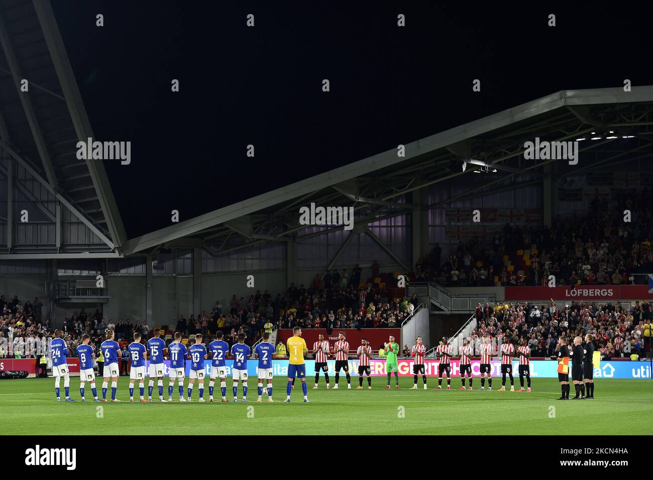 Jimmy Greaves applaudiert während des Carabao Cup-Spiels zwischen Brentford und Oldham Athletic am Dienstag, dem 21.. September 2021 im Brentford Community Stadium in Brentford. (Foto von Eddie Garvey/MI News/NurPhoto) Stockfoto