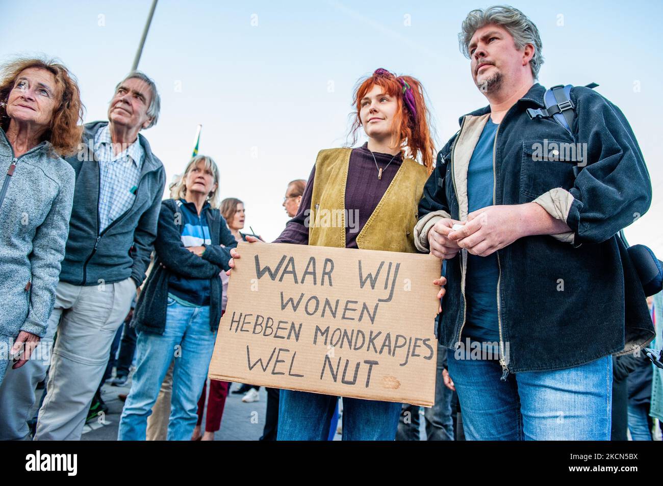 Eine Frau hält ein Plakat, auf dem sie fragt, ob die Mundschutzmasken in der Nähe der Asphaltfabrik nützlich sind, während einer Demonstration gegen die Asphaltfabrik APN in Nijmegen am 22.. September 2021. (Foto von Romy Arroyo Fernandez/NurPhoto) Stockfoto