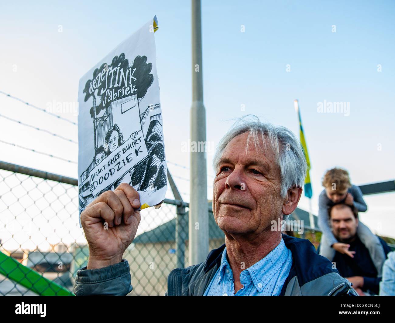 Ein Mann hält während einer Demonstration gegen die Asphaltfabrik APN in Nijmegen am 22.. September 2021 ein Plakat mit der Aufschrift auf Niederländisch: „Diese Fabrik stinkt, macht unsere Nachbarschaft sehr krank“. (Foto von Romy Arroyo Fernandez/NurPhoto) Stockfoto