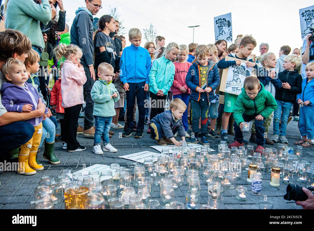 Anwohner stehen während einer Demonstration gegen die Asphaltfabrik APN in Nijmegen am 22.. September 2021 vor der Fabrik auf, wo sie Kerzen auf den Boden stellten. (Foto von Romy Arroyo Fernandez/NurPhoto) Stockfoto
