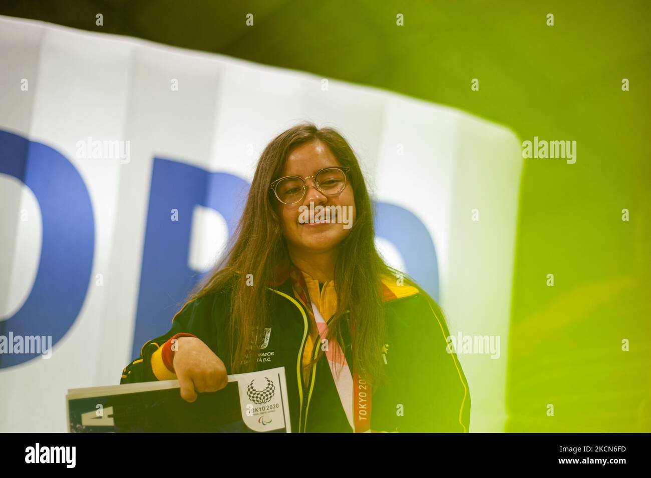 Laura Gonzalez, die Schwimmen-Bronzemedaille posiert für ein Foto mit ihrer Paralympischen Bronzemedaille während einer Begrüßungsveranstaltung für die kolumbianischen Paralympischen Athleten, die am 21. September 2021 an den Paralympics in Tokio 2020+1 in Bogota, Kolumbien, teilgenommen haben. (Foto von Sebastian Barros/NurPhoto) Stockfoto