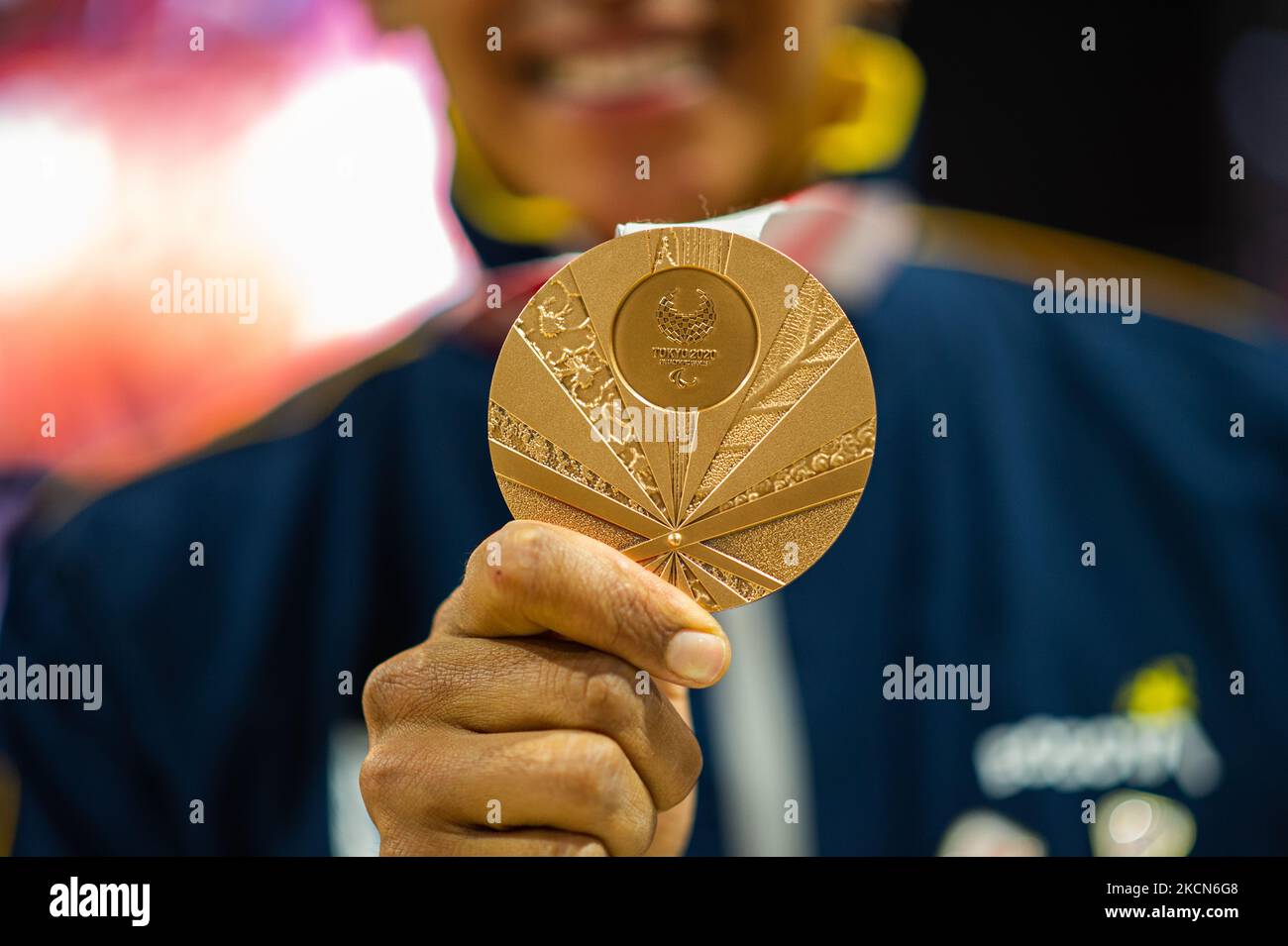 Diego Dueñas, Paracycling-Bronzemedaillengewinnerin, posiert für ein Foto mit seiner Medaille während einer Begrüßungsveranstaltung für die kolumbianischen Paralympischen Athleten, die am 21. September 2021 an den Paralympics in Tokio 2020+1 in Bogota, Kolumbien, teilgenommen haben. (Foto von Sebastian Barros/NurPhoto) Stockfoto