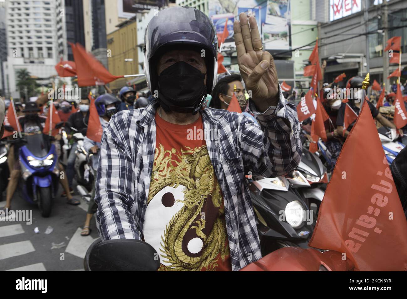 Demonstranten, die mit Motorrädern unterwegs waren, hielten das drei-Finger-Symbol hoch, bevor sie am Sonntag eine Anti-Putsch- und Anti-Regierungskundgebung an der Kreuzung Asoke abriefen. Regierungsfeindliche Demonstranten in Bangkok, Thailand, am 19. September 2021, während einer Demonstration anlässlich des 15-jährigen Jubiläums seit der militärischen Übernahme von 2006 in Bangkok am 19. September 2021, als sie den Rücktritt der aktuellen Regierung wegen ihres Umgangs mit der Coronavirus-Krise von Covid-19 forderten. (Foto von Atiwat Silpamethanont/NurPhoto) Stockfoto
