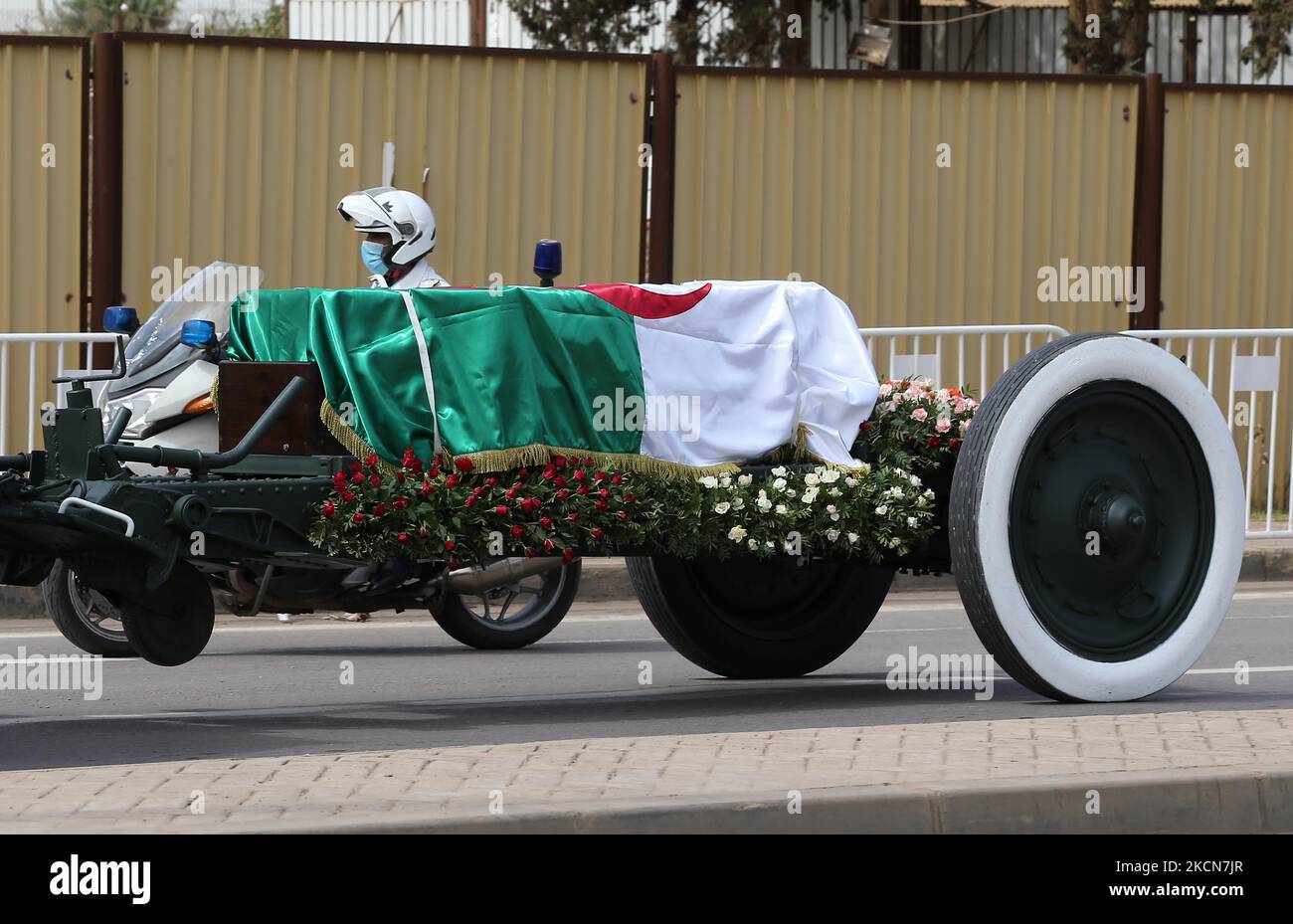 Der Sarg des ehemaligen Staatsoberhauptes und Präsidenten der Nationalversammlung, Abdelkader Bensalah, mit einem Militärfahrzeug zum Friedhof am 23. September 2021 in Algier in Algerien, Bensalah, der für kurze Zeit Interimspräsident war. (Foto von Bilral Bensalem/NurPhoto) Stockfoto Der Sarg des ehemaligen Staatsoberhauptes und Präsidenten der Nationalversammlung, Abdelkader Bensalah, mit einem Militärfahrzeug zum Friedhof am 23. September 2021 in Algier in Algerien, Bensalah, der für kurze Zeit Interimspräsident war. (Foto von Bilral Bensalem/NurPhoto) Stockfoto