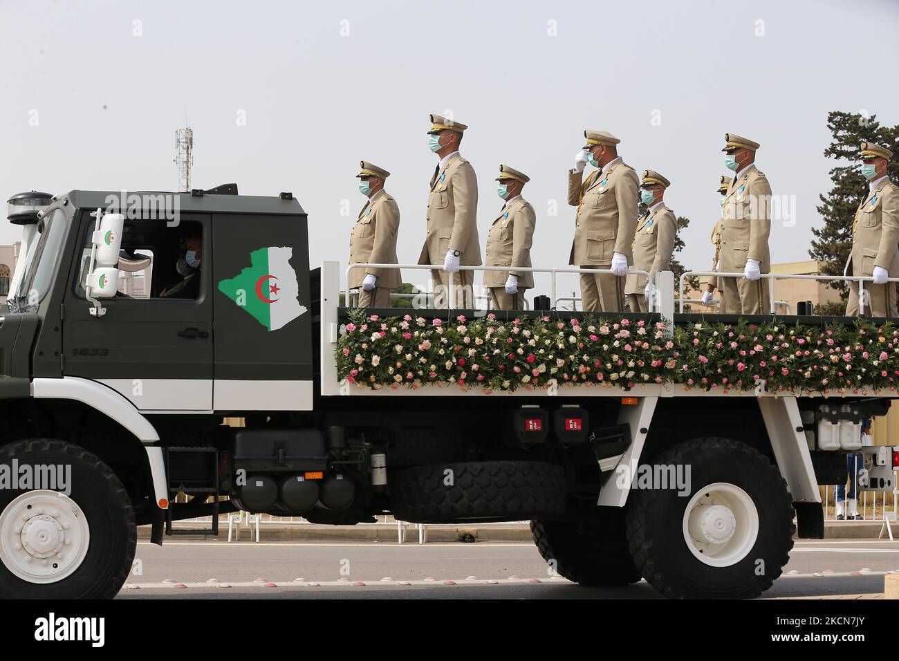 Der Sarg des ehemaligen Staatsoberhauptes und Präsidenten der Nationalversammlung, Abdelkader Bensalah, mit einem Militärfahrzeug zum Friedhof am 23. September 2021 in Algier in Algerien, Bensalah, der für kurze Zeit Interimspräsident war. (Foto von Bilral Bensalem/NurPhoto) Stockfoto Der Sarg des ehemaligen Staatsoberhauptes und Präsidenten der Nationalversammlung, Abdelkader Bensalah, mit einem Militärfahrzeug zum Friedhof am 23. September 2021 in Algier in Algerien, Bensalah, der für kurze Zeit Interimspräsident war. (Foto von Bilral Bensalem/NurPhoto) Stockfoto
