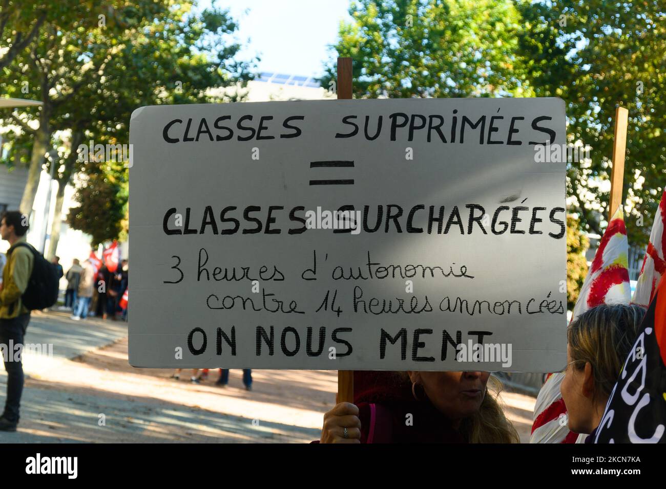 Hunderte von Lehrern marschierten am 23. September in den Straßen von Clermont-Ferrand, Frankreich. Sie versammelten sich vor dem Rektorat der Akademie und wollten ihre Unzufriedenheit über die Situation mit COVID19, niedrigen Löhnen und ungleichen Klassen zum Ausdruck bringen. Viele weitere Demonstrationen sind heute im ganzen Land geplant. (Foto von Adrien Fillon/NurPhoto) Stockfoto