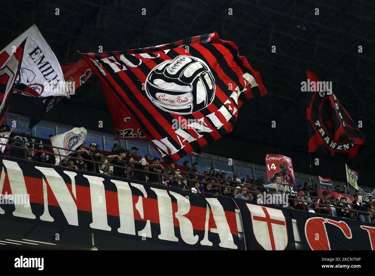 Fans von AC Mailand besuchen während der Serie A Spiel zwischen AC Mailand und Venezia FC im Stadio Giuseppe Meazza am 22. September 2021 in Mailand, Italien. (Foto von Giuseppe Cottini/NurPhoto) Stockfoto