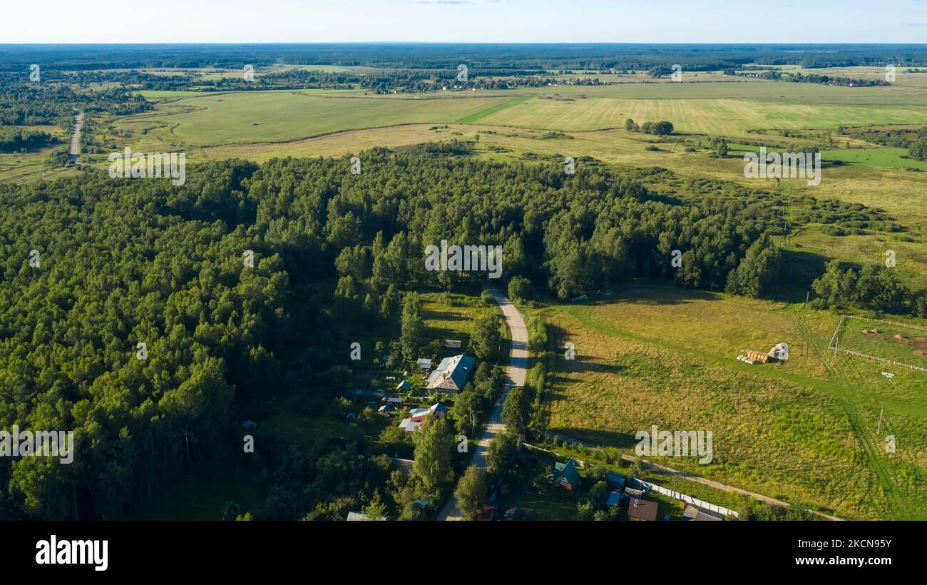Luftaufnahme einer Landstraße durch Felder und Wälder Stockfoto