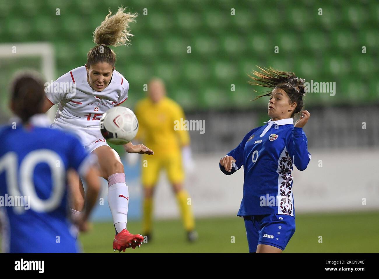 Luana Bühler und Alina Chirica während der FIFA Frauen-Weltmeisterschaft 2023, Qualifying Round Spiel, zwischen Moldawien und der Schweiz, gespielt auf Zimbru Stadion, in Chisinau, Moldawien, Dienstag, 21. September 2021. (Foto von Alex Nicodim/NurPhoto) Stockfoto