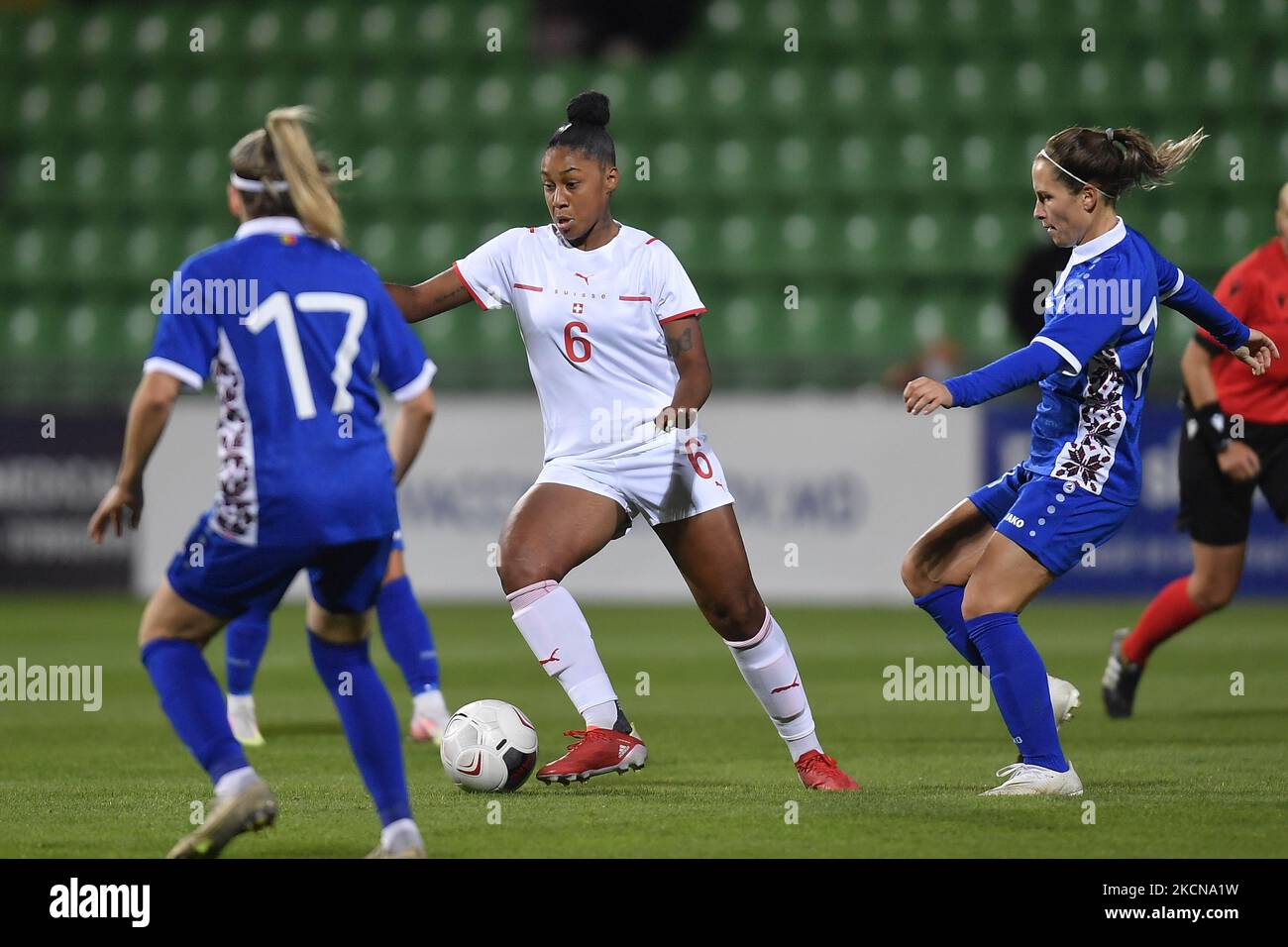 Nadejda Colesnicenco und Sally Julini während der FIFA Frauen-Weltmeisterschaft 2023, Qualifying Round Spiel, zwischen Moldawien und der Schweiz, gespielt auf Zimbru Stadion, in Chisinau, Moldawien, Dienstag, 21. September 2021. (Foto von Alex Nicodim/NurPhoto) Stockfoto