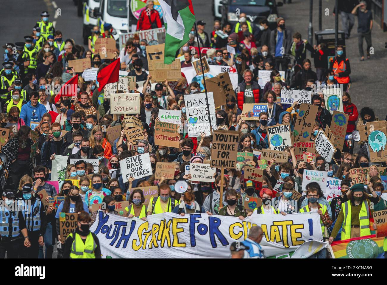 Demonstranten nehmen an einem Klimaprotest Teil, während sie am 24. September 2021 in Glasgow, Schottland, durch das Stadtzentrum marschieren. Tausende von Menschen auf der ganzen Welt nehmen am Globalen Jugendstreik für das Klima im Hinblick auf den Klimagipfel COP26 Teil, der in Glasgow stattfinden soll. (Foto von Ewan Bootman/NurPhoto) Stockfoto