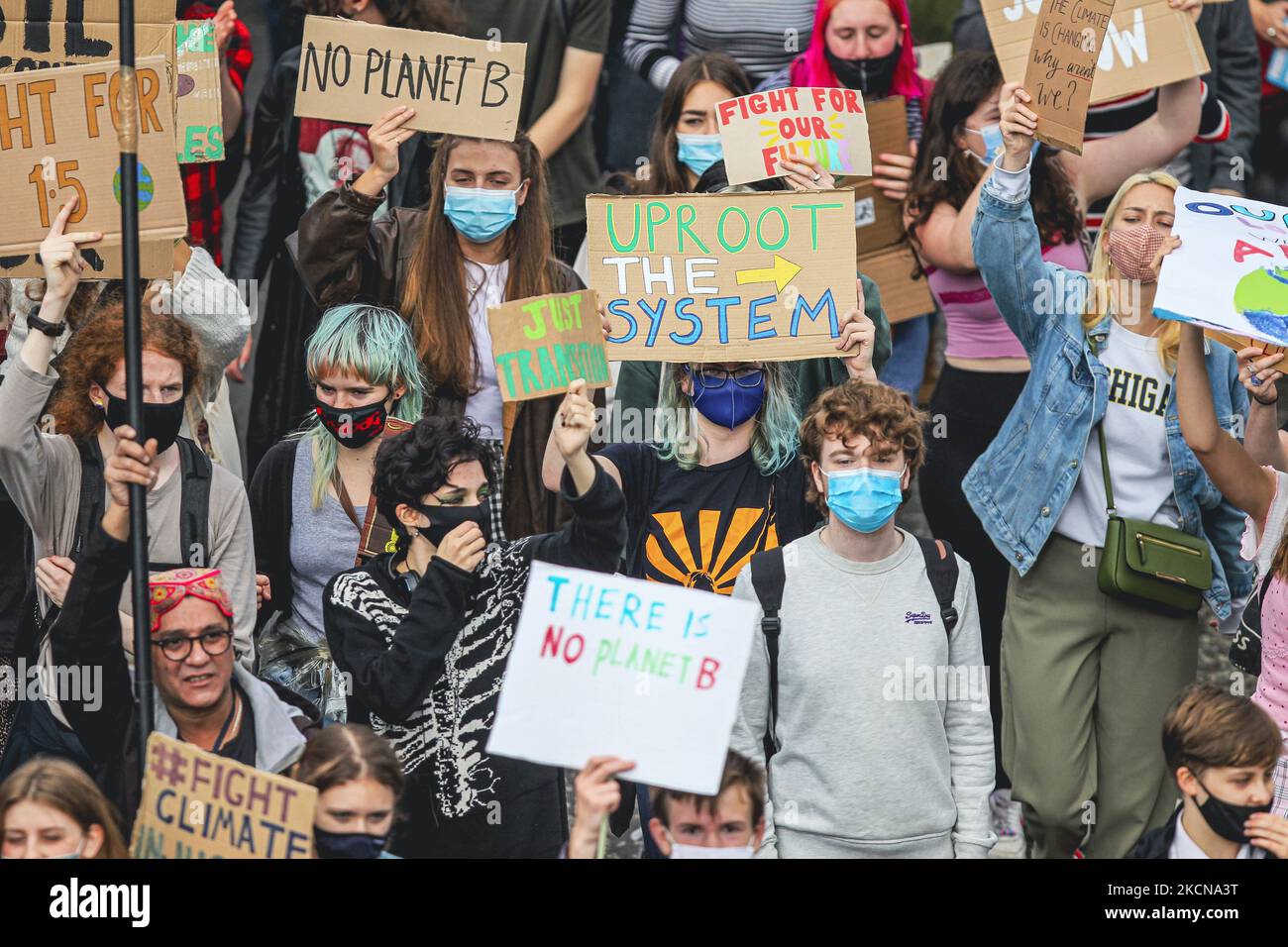 Demonstranten nehmen an einem Klimaprotest Teil, während sie am 24. September 2021 in Glasgow, Schottland, durch das Stadtzentrum marschieren. Tausende von Menschen auf der ganzen Welt nehmen am Globalen Jugendstreik für das Klima im Hinblick auf den Klimagipfel COP26 Teil, der in Glasgow stattfinden soll. (Foto von Ewan Bootman/NurPhoto) Stockfoto