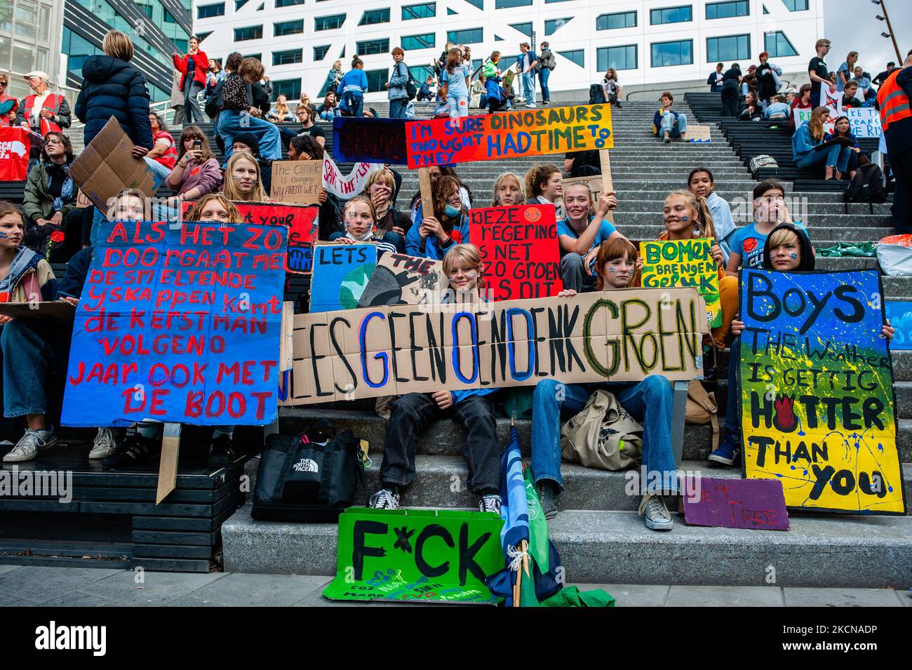 Eine Gruppe von Kindern wartet mit ihren Plakaten auf der Treppe auf den Beginn des Globalen Klimastreiks, der am 24.. September 2021 in Utrecht organisiert wurde. (Foto von Romy Arroyo Fernandez/NurPhoto) Stockfoto