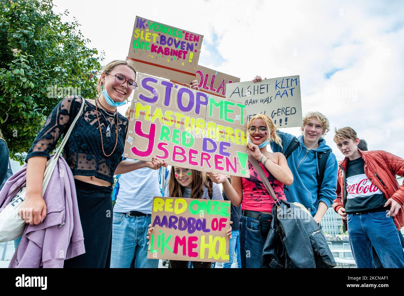 Eine Gruppe von Studenten hält Plakate zur Unterstützung des Planeten während des Globalen Klimabarks, der am 24.. September 2021 in Utrecht organisiert wurde. (Foto von Romy Arroyo Fernandez/NurPhoto) Stockfoto