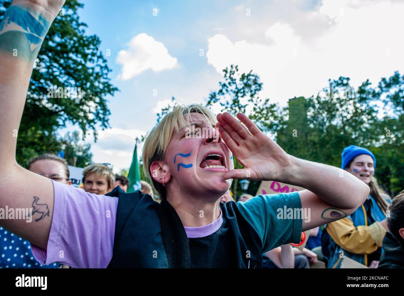 Während des Globalen Klimaschutzstreiks, der am 24.. September 2021 in Utrecht organisiert wurde, werden Parolen gegen den Klimawandel laut. (Foto von Romy Arroyo Fernandez/NurPhoto) Stockfoto