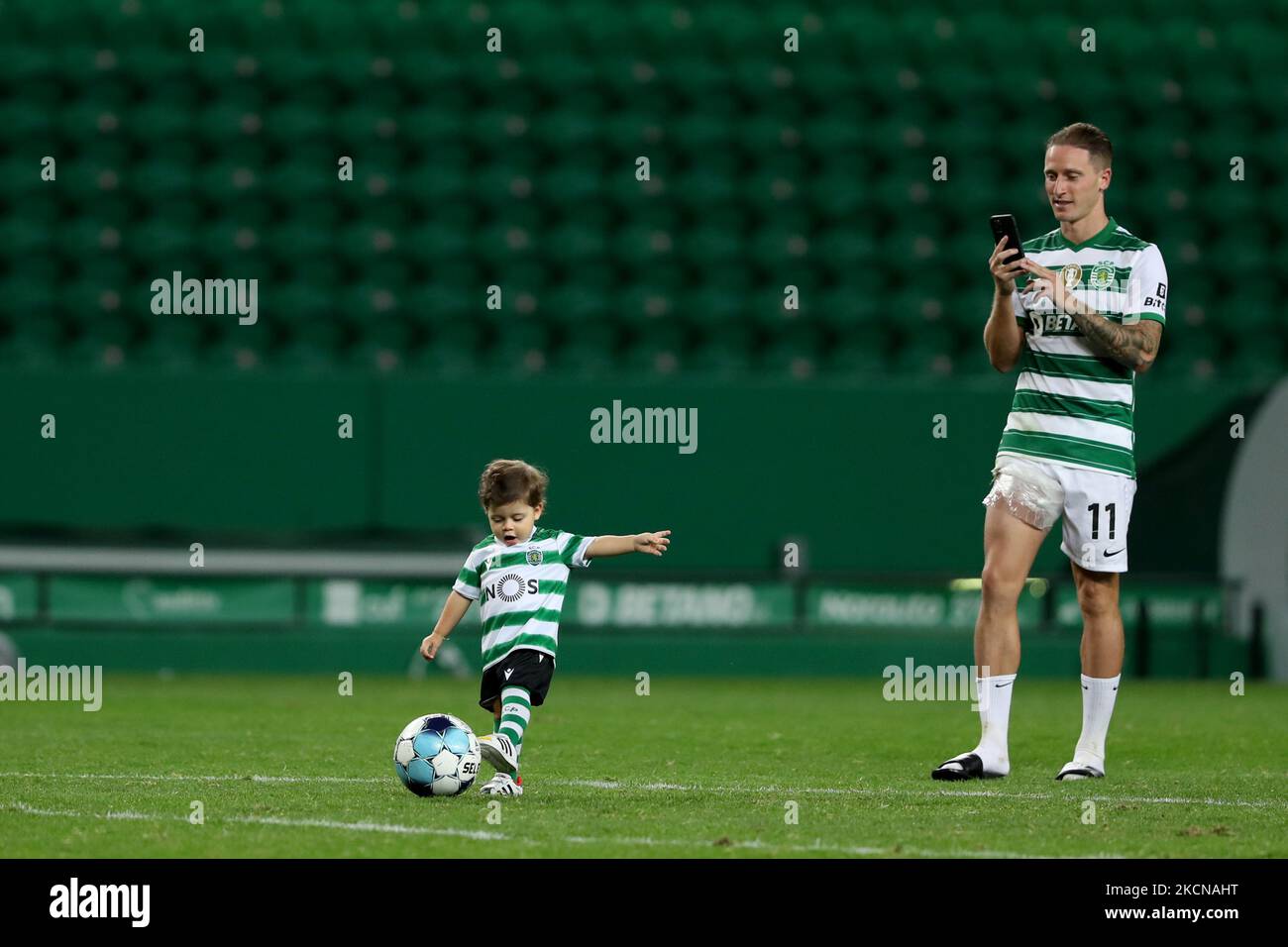 Nuno Santos von Sporting CP spielt mit seinem Sohn nach dem