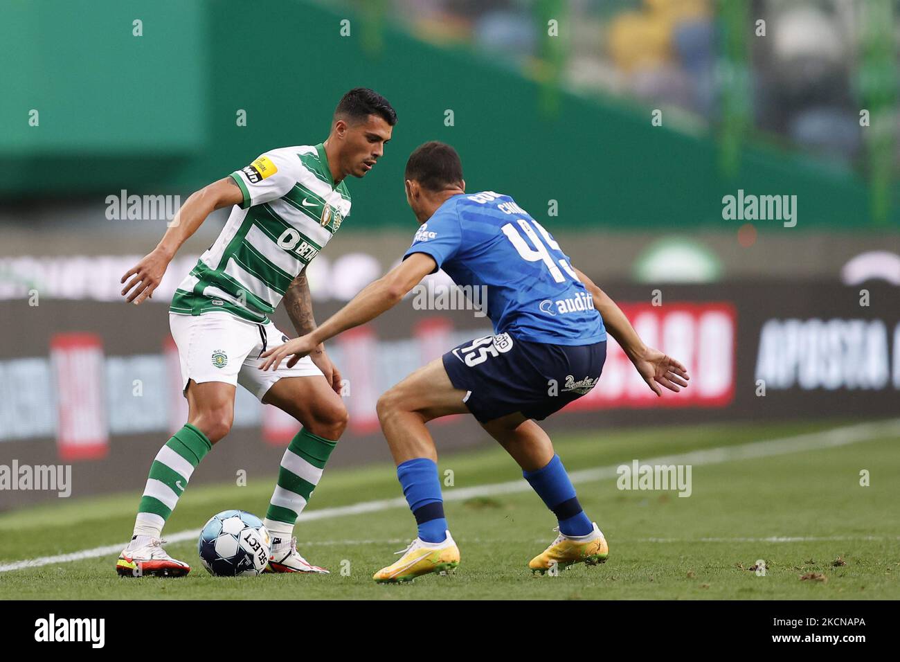 Pedro Porro (L) dribbelt während des Spiels um Liga BWIN zwischen Sporting CP und Maritimo, 24. September, in Estádio de José Alvalade, Lissabon, Portugal, über Fabio China (R) 2021 (Foto von João Rico/NurPhoto) Stockfoto