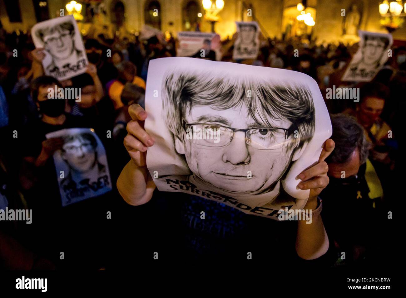 Tausende von Menschen demonstrieren vor der Regionalregierung Kataloniens zur Unterstützung des Unabhängigkeitspräsidenten im Exil, Carles Puigdemont, der einige Stunden auf der italienischen Insel Sardinien festgehalten wird. Am 24. September 2021 in Barcelona, Katalonien, Spanien. (Foto von Albert Llop/NurPhoto) Stockfoto