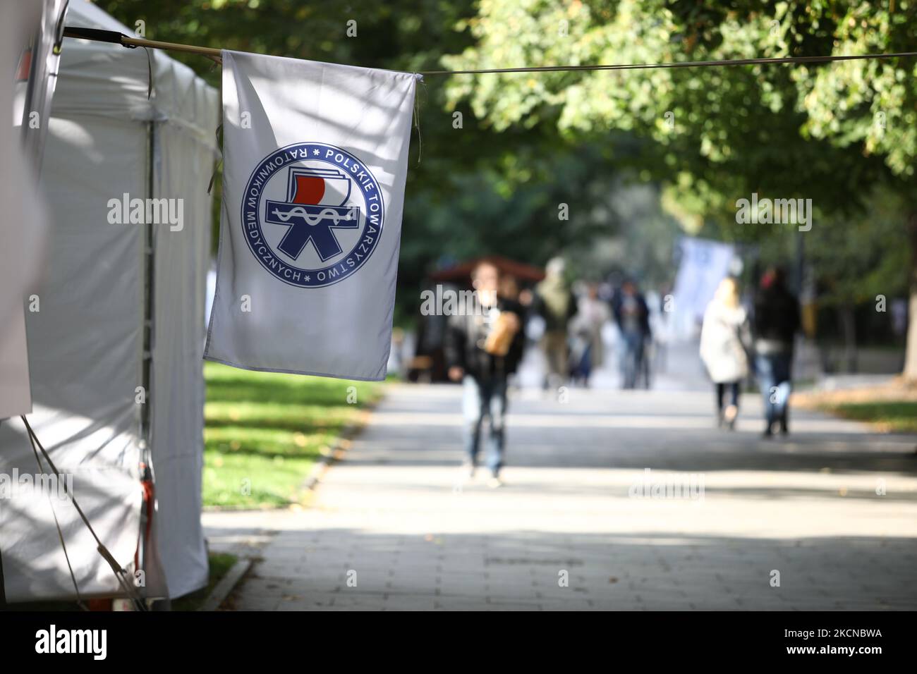 Eine Flagge der Ärztevereinigung ist in dem „weißen Dorf“ zu sehen, das von Medizinern als Teil eines Protestes gegen die Arbeitsbedingungen am 22. September 2021 in Warschau, Polen, eingerichtet wurde. Medizinische Fachkräfte haben eine Woche lang gegen niedrige Löhne und lange Arbeitszeiten protestiert. Die brutalen Arbeitsbedingungen für medizinisches Personal in Polen haben zu einem Exodus von Krankenschwestern und Ärzten in andere europäische Länder geführt. (Foto von STR/NurPhoto) Stockfoto