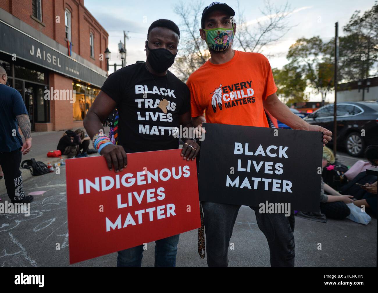 Aktivisten mit Plakaten 'Indigenious Lives Matter' und 'Black Lives Matter' schlossen sich dem Protest an. Mitglieder von über LGBTQ2S lokalen Unterstützern und Verbündeten versammeln sich in der Pride Corner auf der Whyte Avenue und dem Gateway Boulevard in Edmonton, um protestierenden Straßenpredigern der Rhema Faith Ministries Edmonton Church Canada entgegenzutreten. Im Juli wurde eine spezielle Petition eingereicht, in der Old Strathcon und die Stadt Edmonton aufgerufen wurden, den Ort dauerhaft als „Pride Corner“ zu benennen, um sicherzustellen, dass sich LGBTQ + Jugendliche, insbesondere Menschen mit Obdachlosigkeit, sicher fühlen und sich Herzlich Willkommen. fühlen Am Freitag, den 24. September 2021, in der Ehyte Avenue, EDM Stockfoto