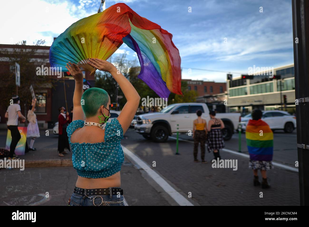 Mitglieder von über LGBTQ2S lokalen Unterstützern und Verbündeten versammeln sich in der Pride Corner auf der Whyte Avenue und dem Gateway Boulevard in Edmonton, um protestierenden Straßenpredigern der Rhema Faith Ministries Edmonton Church Canada entgegenzutreten. Im Juli wurde eine spezielle Petition eingereicht, in der Old Strathcon und die Stadt Edmonton aufgerufen wurden, den Ort dauerhaft als „Pride Corner“ zu benennen, um sicherzustellen, dass sich LGBTQ + Jugendliche, insbesondere Menschen mit Obdachlosigkeit, sicher fühlen und sich Herzlich Willkommen. fühlen Am Freitag, den 24. September 2021, in der Ehyte Avenue, Edmonton, Alberta, Kanada. (Foto von Artur Widak/NurPhoto) Stockfoto