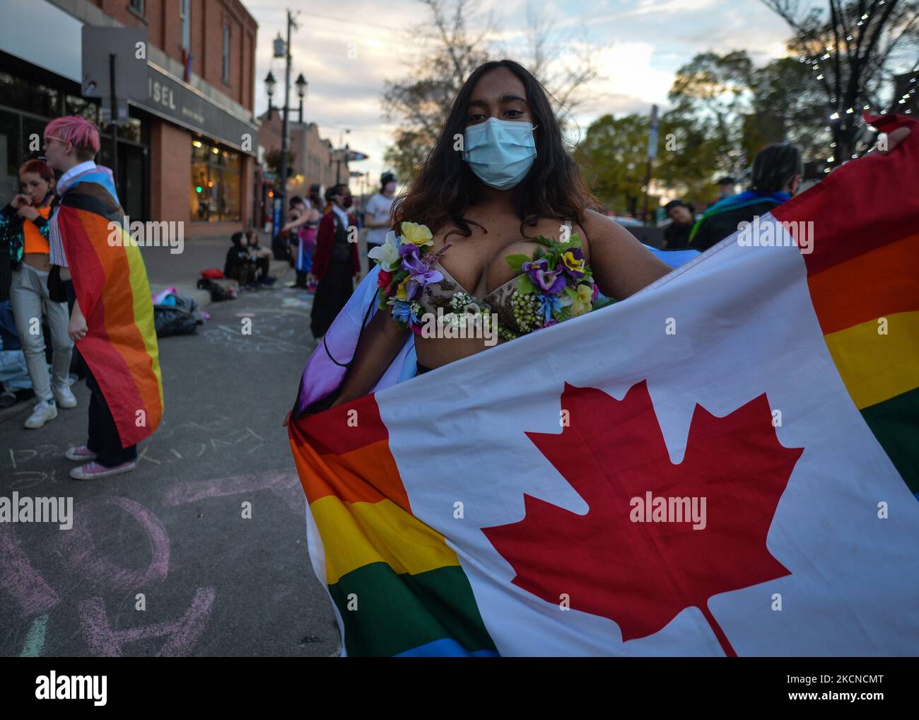 Mitglieder von über LGBTQ2S lokalen Unterstützern und Verbündeten versammeln sich in der Pride Corner auf der Whyte Avenue und dem Gateway Boulevard in Edmonton, um protestierenden Straßenpredigern der Rhema Faith Ministries Edmonton Church Canada entgegenzutreten. Im Juli wurde eine spezielle Petition eingereicht, in der Old Strathcon und die Stadt Edmonton aufgerufen wurden, den Ort dauerhaft als „Pride Corner“ zu benennen, um sicherzustellen, dass sich LGBTQ + Jugendliche, insbesondere Menschen mit Obdachlosigkeit, sicher fühlen und sich Herzlich Willkommen. fühlen Am Freitag, den 24. September 2021, in der Ehyte Avenue, Edmonton, Alberta, Kanada. (Foto von Artur Widak/NurPhoto) Stockfoto