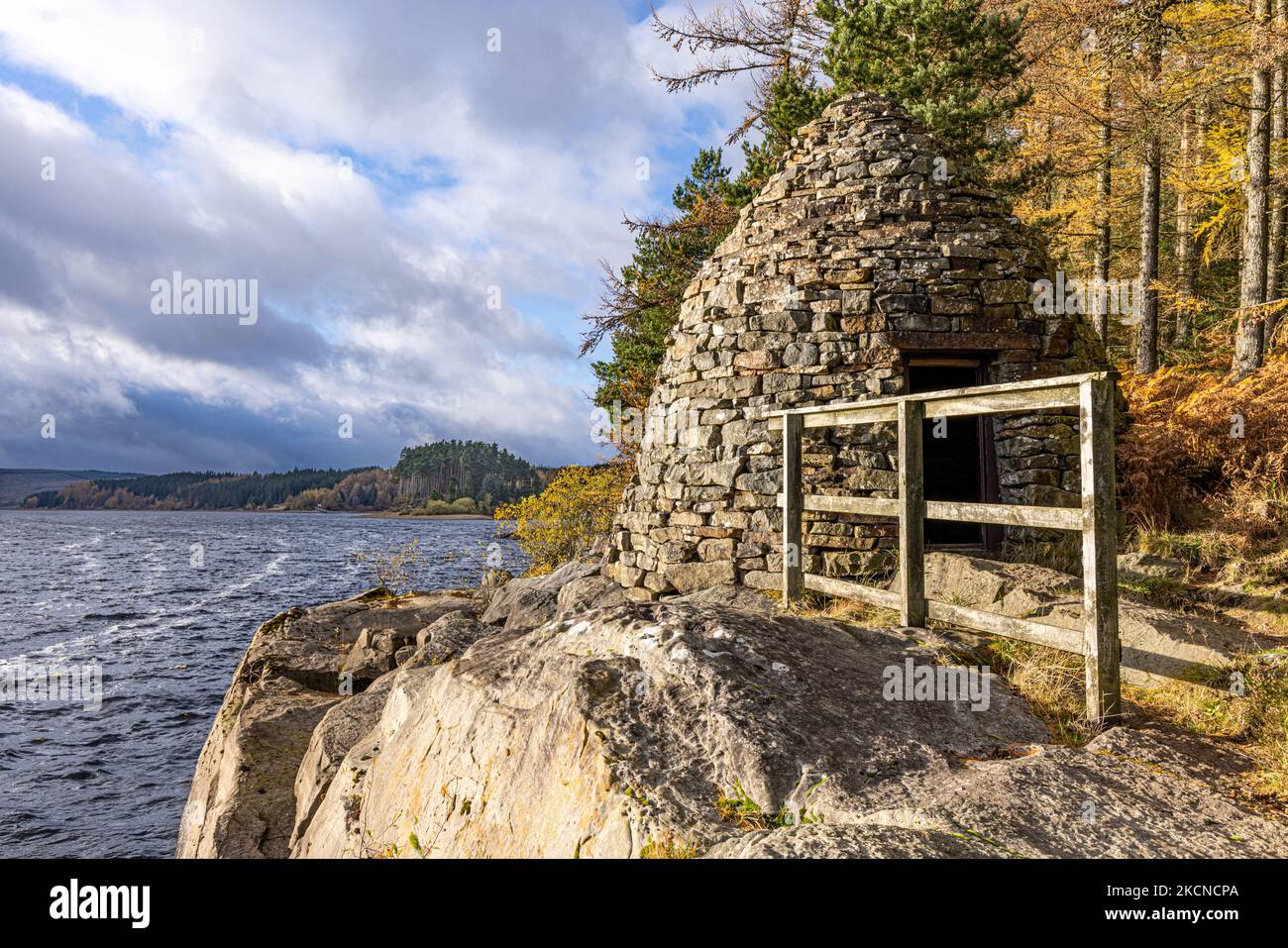 Am Rande des Kielder Wassers im Kielder Wald befindet sich eine Camera Obscura, die 1996 von Chris Drury unter dem Namen Wave Chamber entworfen wurde. Stockfoto