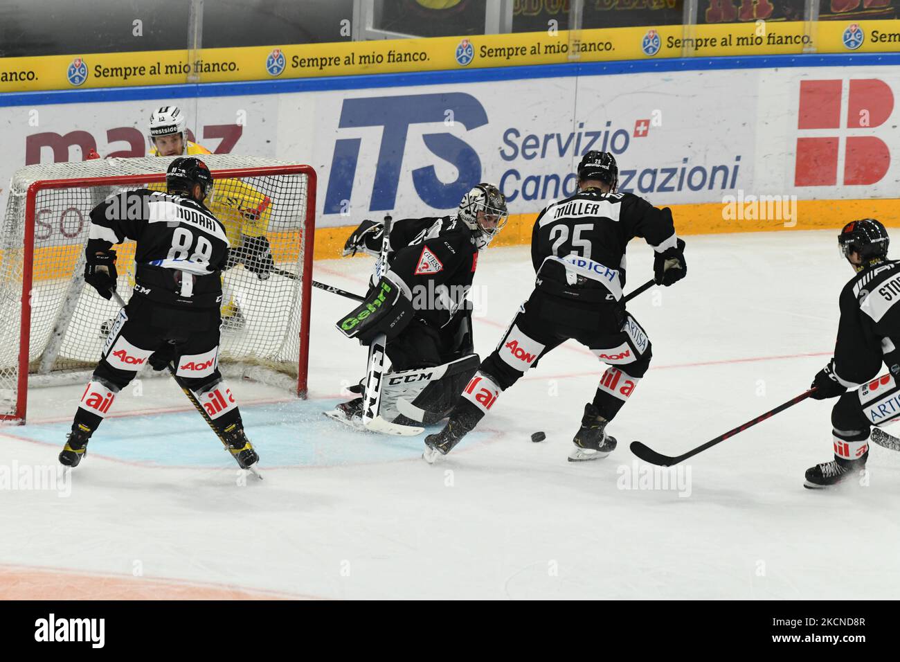 MATTEO NODARI Lugano Hockey und MIRCO MULLER Lugano Hockey HC Lugano vs. SC Berna National League Saison 2021/2022 am 25. September 2021 in der Corner Arena in Lugano, Schweiz (Foto: Fabio Averna/NurPhoto) Stockfoto