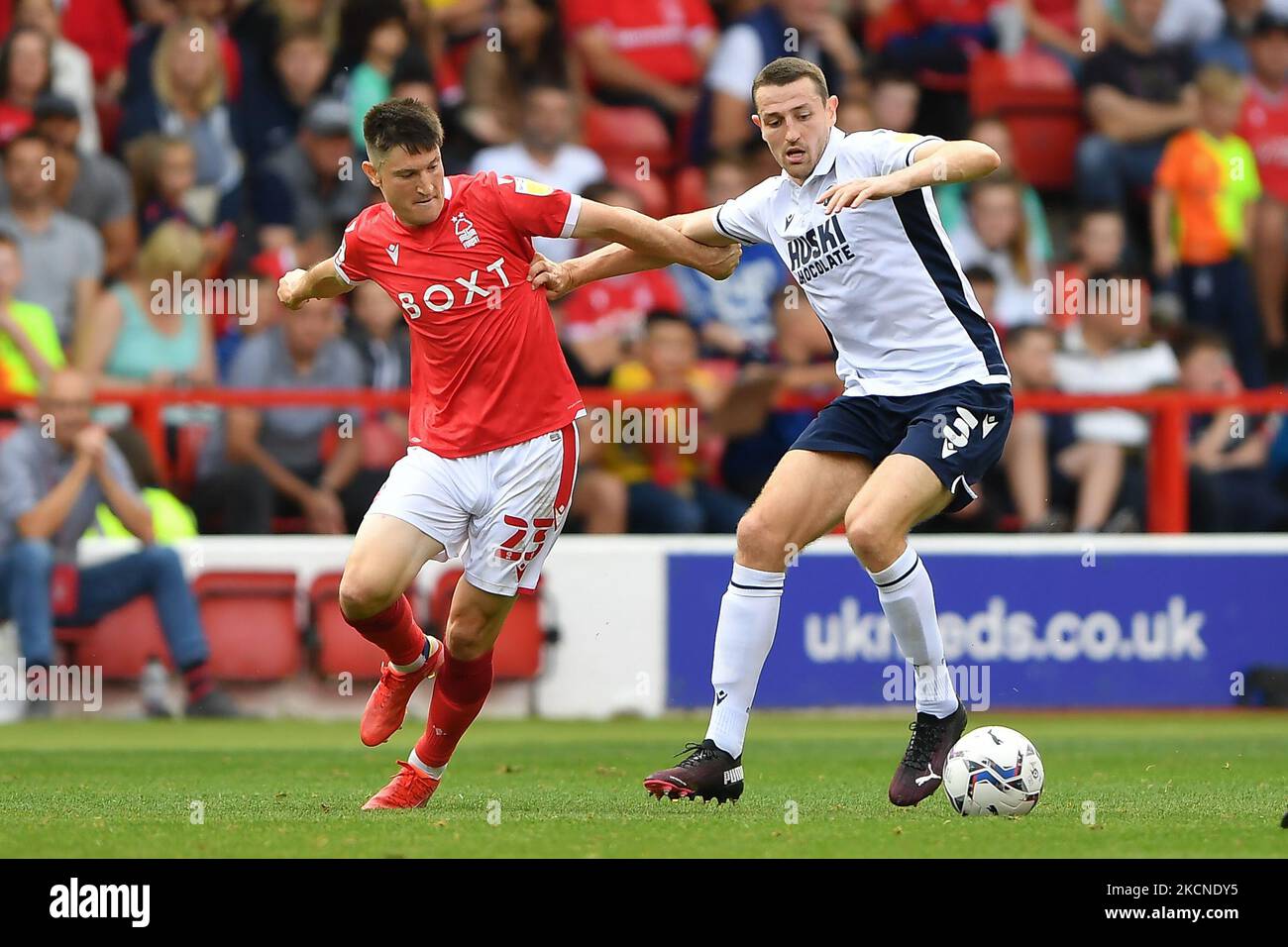 Joe Lolley aus Nottingham Forest kämpft am 25.. September 2021 mit Murray Wallace aus Millwall während des Sky Bet Championship-Spiels zwischen Nottingham Forest und Millwall auf dem City Ground, Nottingham, Großbritannien. (Foto von Jon Hobley/MI News/NurPhoto) Stockfoto