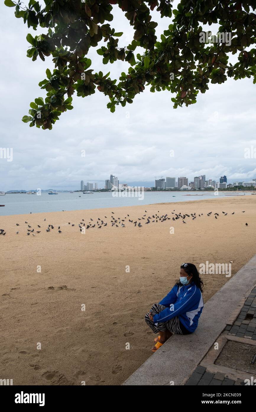 Obdachlose am Strand in Pattaya. Die thailändische Regierung hat die Pläne zur Wiedereröffnung von Pattaya und anderen größeren Städten des Landes für internationale Reisen zurückgeschoben, da die anhaltenden Covid-Notfälle und Impfraten unter dem Ziel liegen. Die Stadt Pattaya, die nur eine kurze Autofahrt von Bangkok entfernt liegt und für ihr rauschhaftes Nachtleben bekannt ist, war eine der am stärksten von den Anti-Covid-Maßnahmen der thailändischen Regierung zur Eindämmung der Epidemie betroffen. Am 25. September 2021 in Pattaya, Thailand. (Foto von Thomas De Cian/NurPhoto) Stockfoto