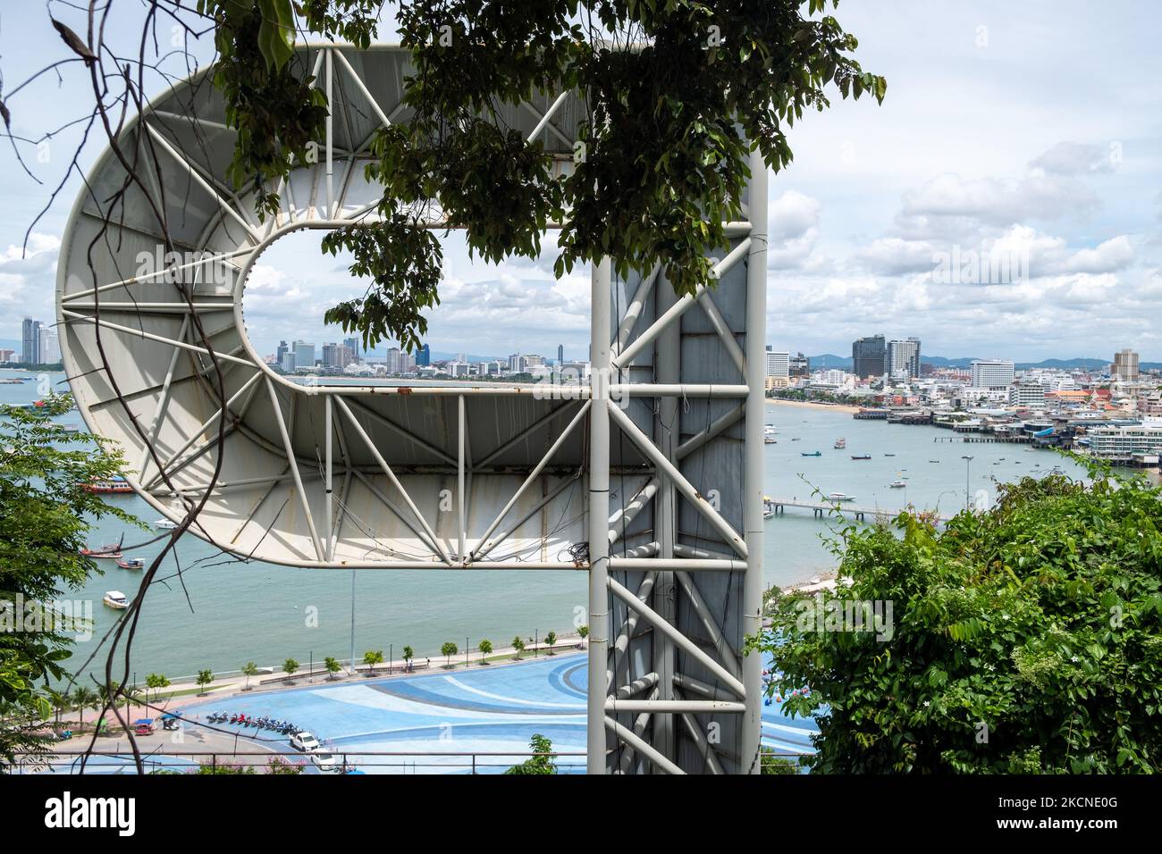 Die thailändische Regierung hat die Pläne zur Wiedereröffnung von Pattaya und anderen größeren Städten des Landes für internationale Reisen zurückgeschoben, da die anhaltenden Covid-Notfälle und Impfraten unter dem Ziel liegen. Die Stadt Pattaya, die nur eine kurze Autofahrt von Bangkok entfernt liegt und für ihr rauschhaftes Nachtleben bekannt ist, war eine der am stärksten von den Anti-Covid-Maßnahmen der thailändischen Regierung zur Eindämmung der Epidemie betroffen. Am 25. September 2021 in Pattaya, Thailand. (Foto von Thomas De Cian/NurPhoto) Stockfoto