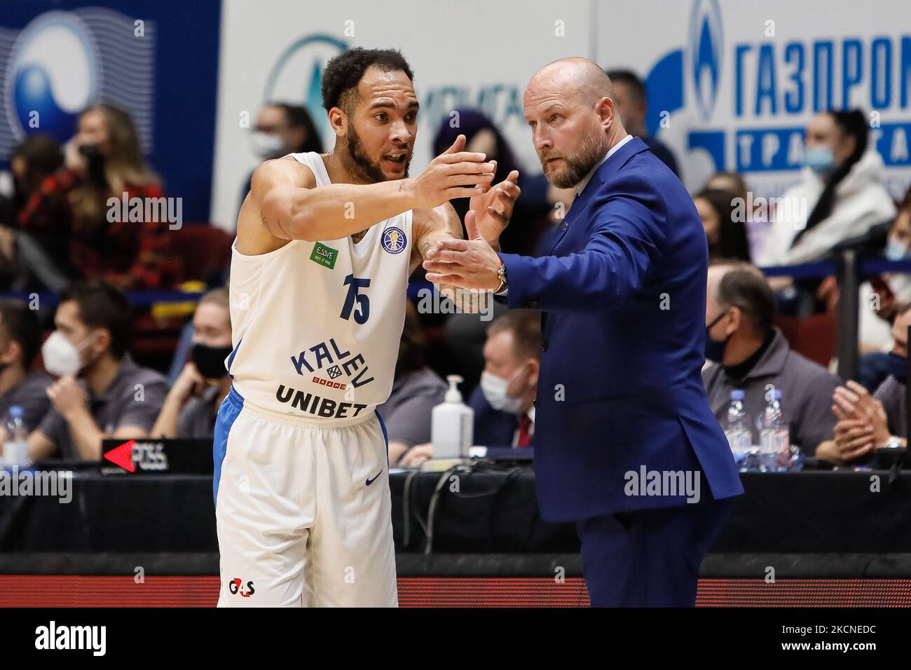 Kalev-Cheftrainer Roberts Stelmahers (R) und Davion Berry sprechen und Geste während des Basketballspiels der VTB United League zwischen BC Zenit St. Petersburg und BC Kalev Cramo Tallinn am 26. September 2021 in der Sibur Arena in Sankt Petersburg, Russland. (Foto von Mike Kireev/NurPhoto) Stockfoto
