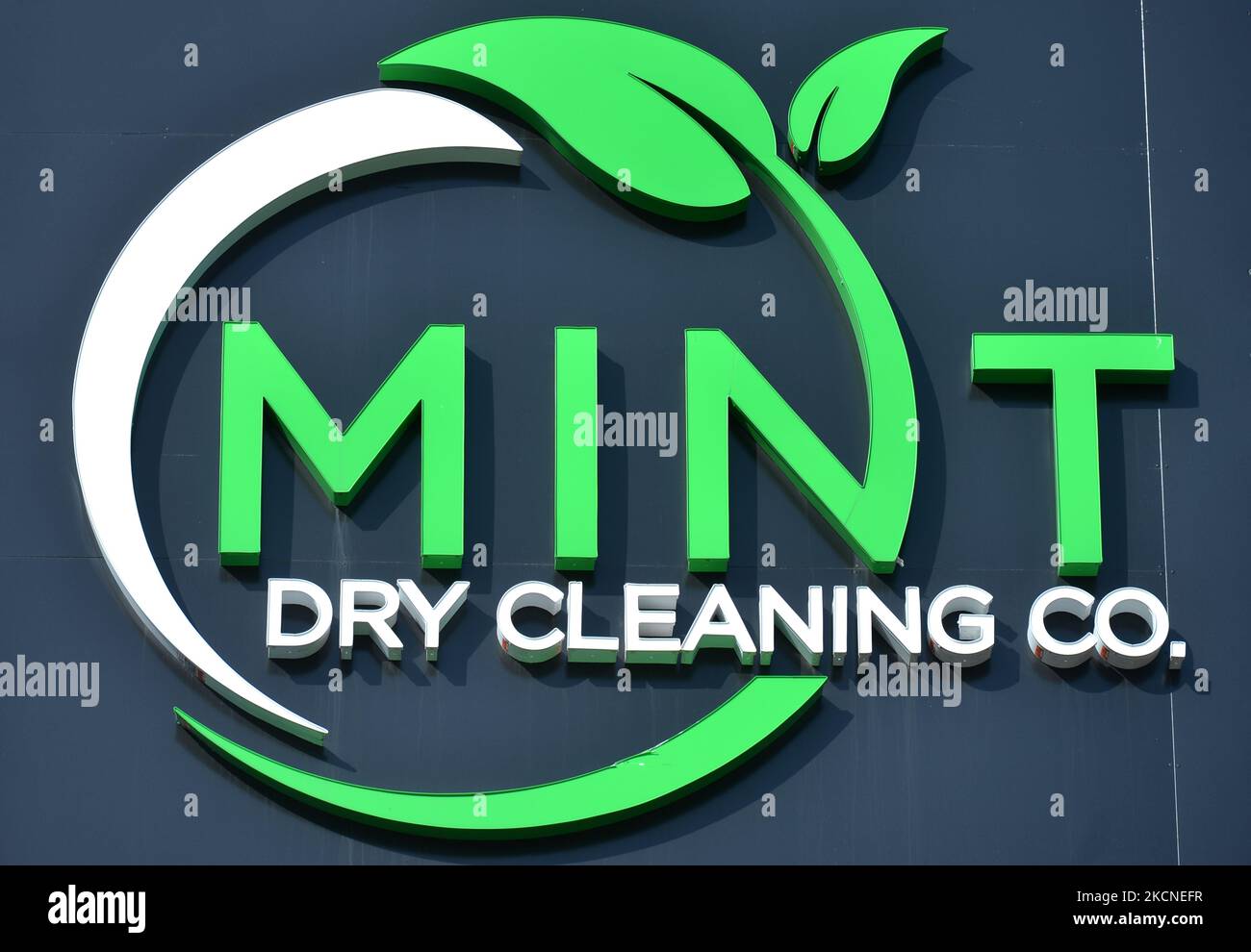 Logo der Mint Dry Cleaning in Edmonton. Am Samstag, den 25. September 2021, in Edmonton, Alberta, Kanada. (Foto von Artur Widak/NurPhoto) Stockfoto